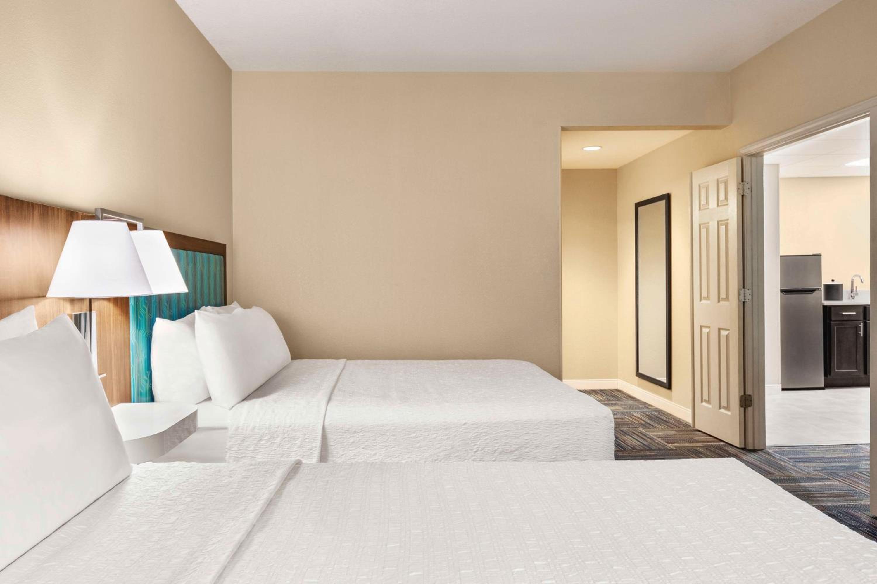 One-Bedroom Queen Suite with Two Queen Beds - Non-Smoking - Photo 1