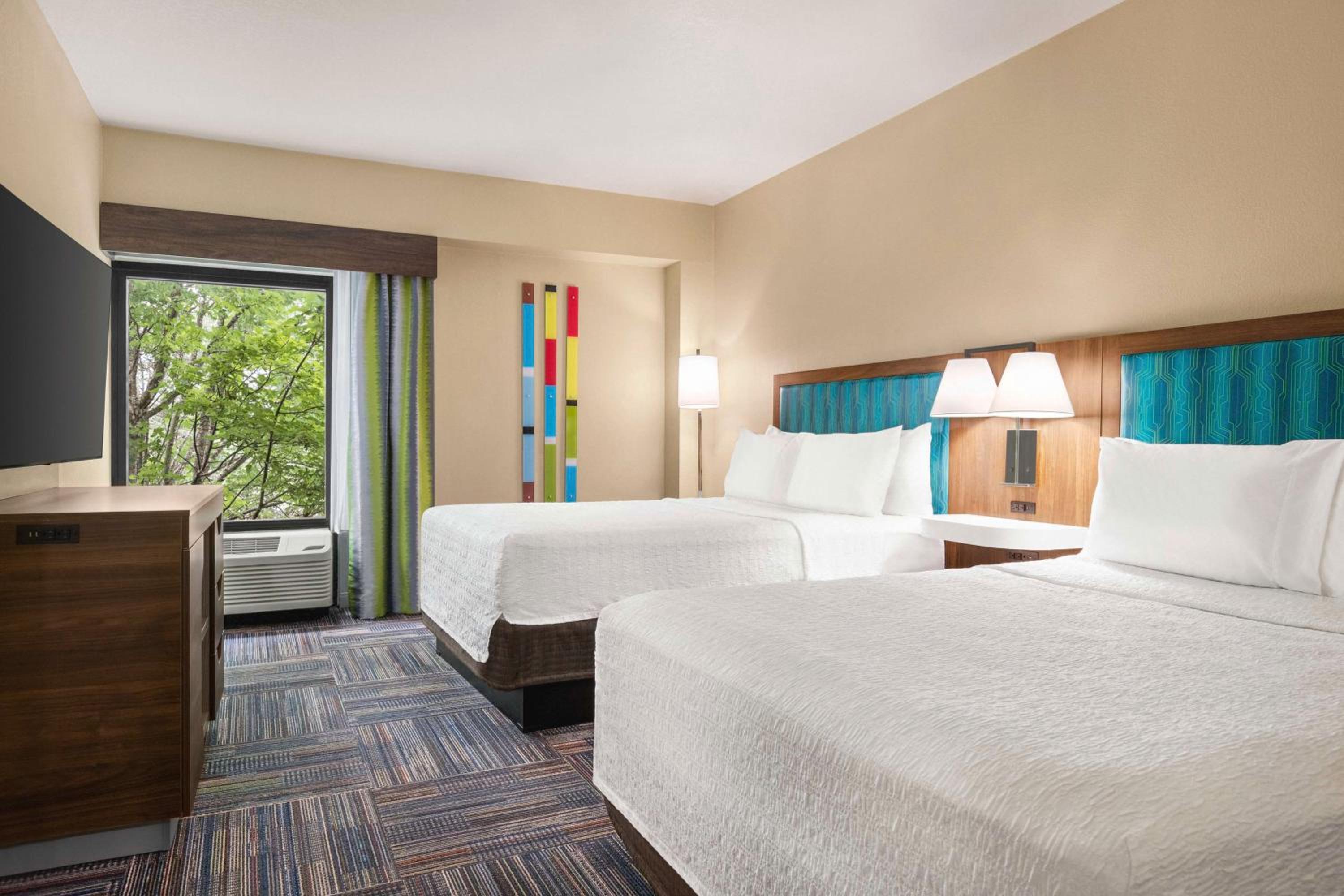 One-Bedroom Queen Suite with Two Queen Beds - Non-Smoking - Photo 6