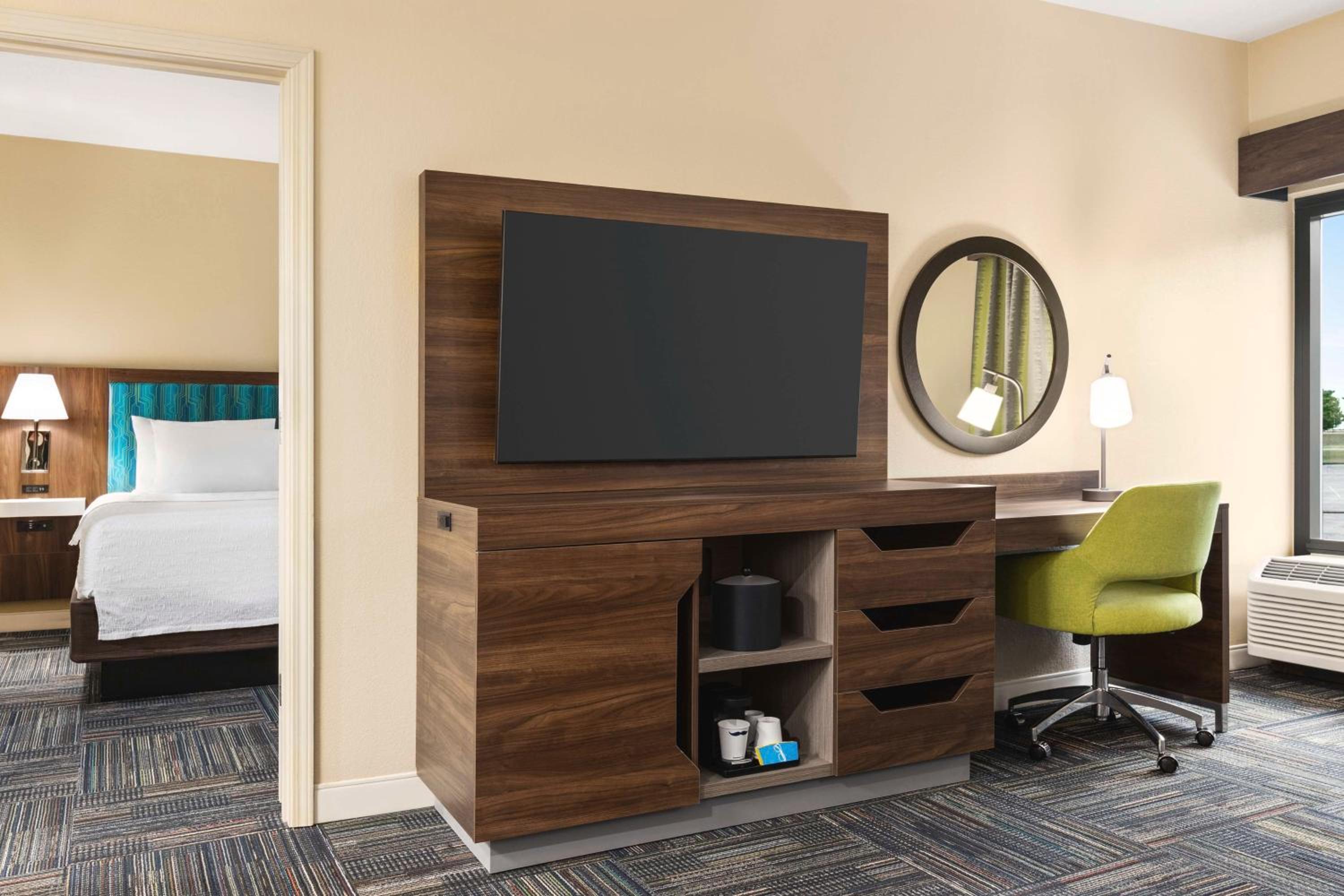 One-Bedroom King Suite - Non-Smoking - Photo 6