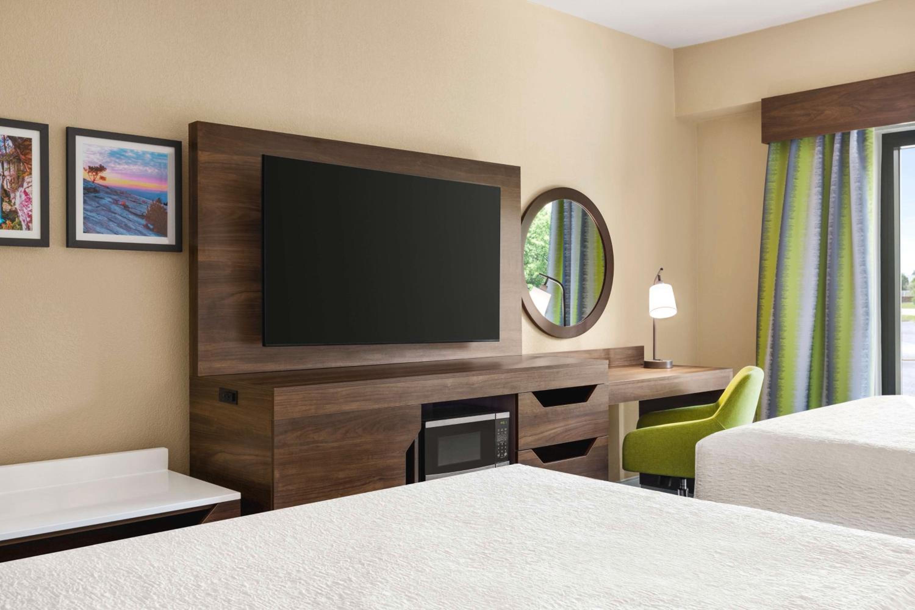 Room with Two Queen Beds - Non-Smoking - Photo 2