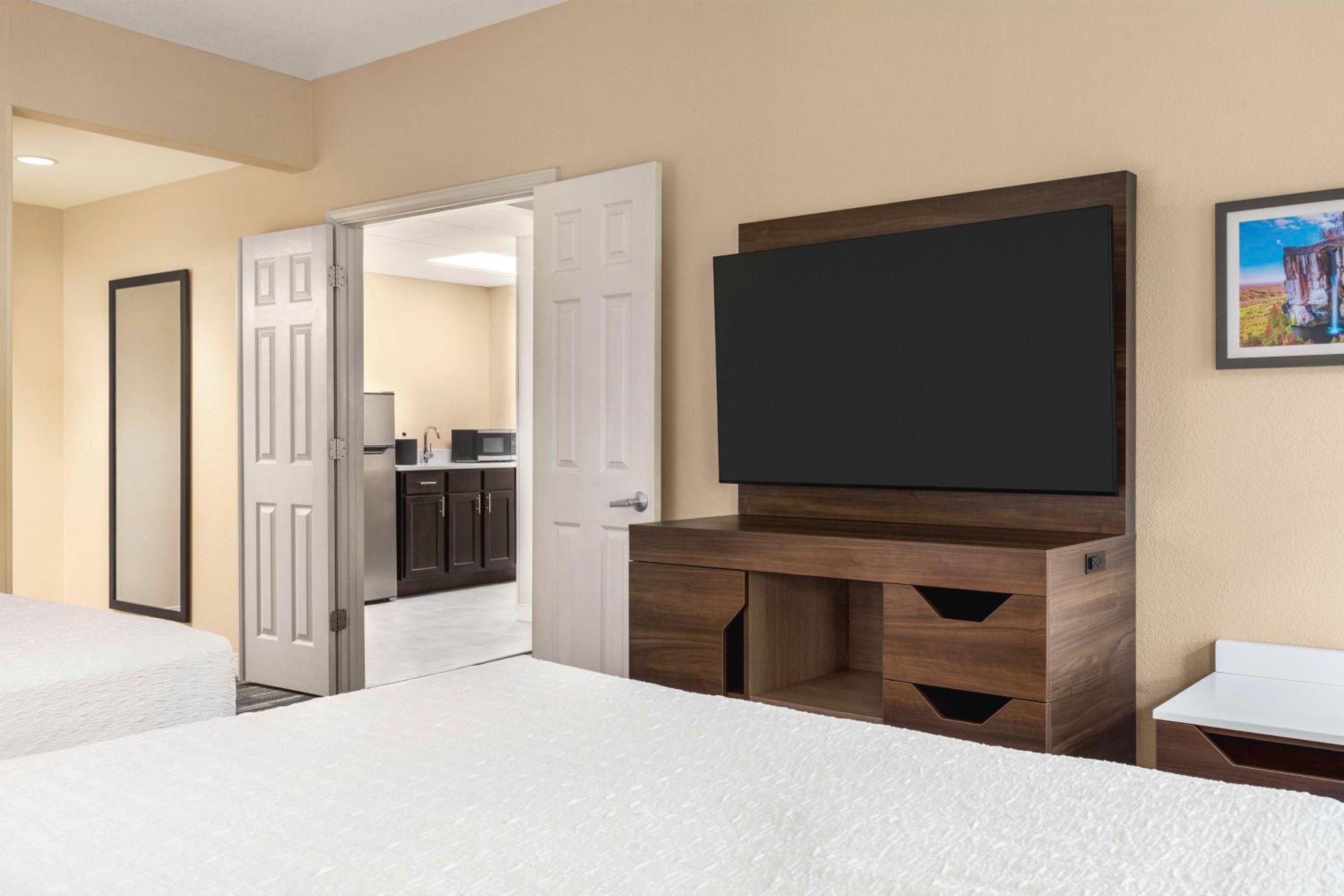 One-Bedroom Queen Suite with Two Queen Beds - Non-Smoking - Photo 4