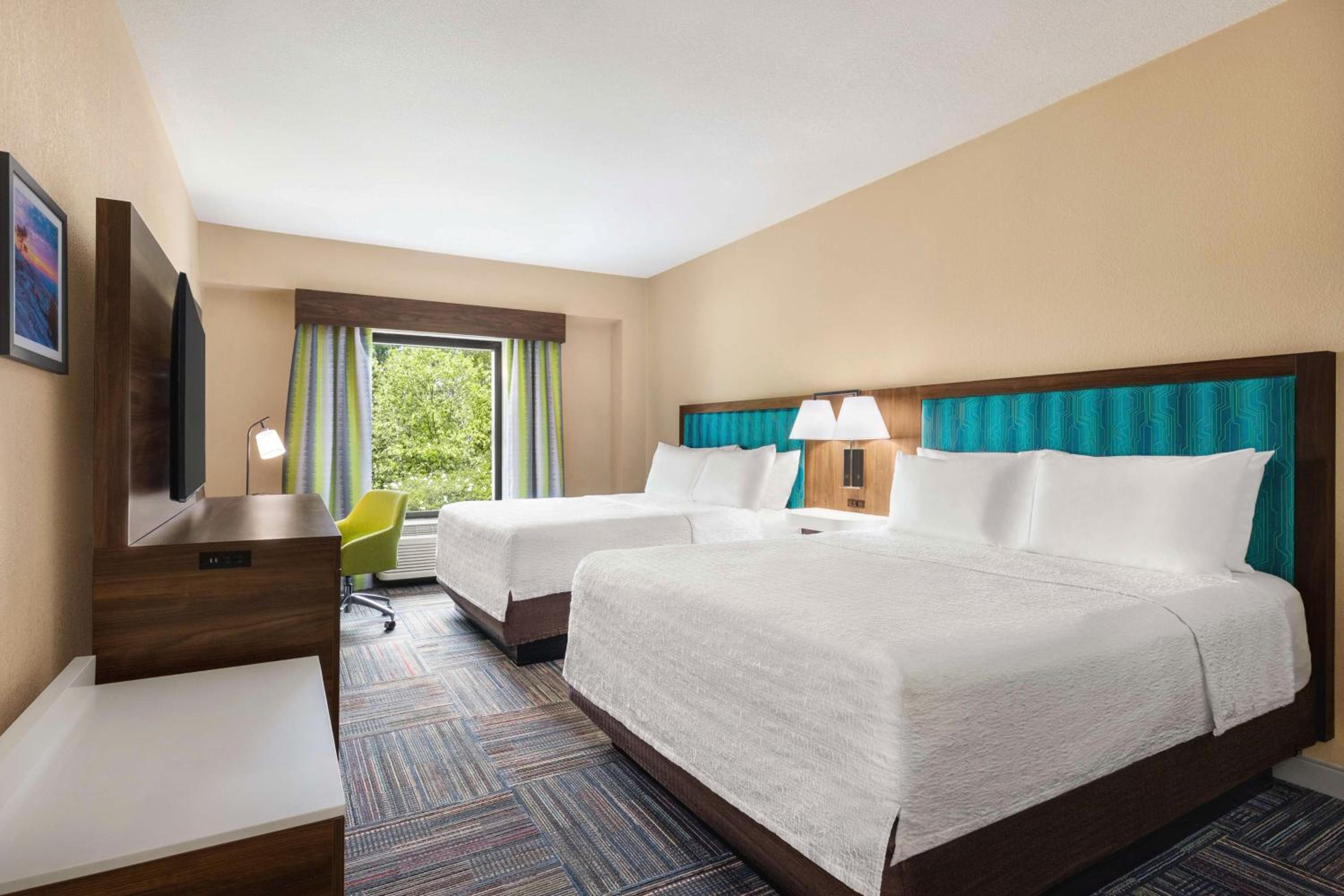Room with Two Queen Beds - Non-Smoking - Photo 6