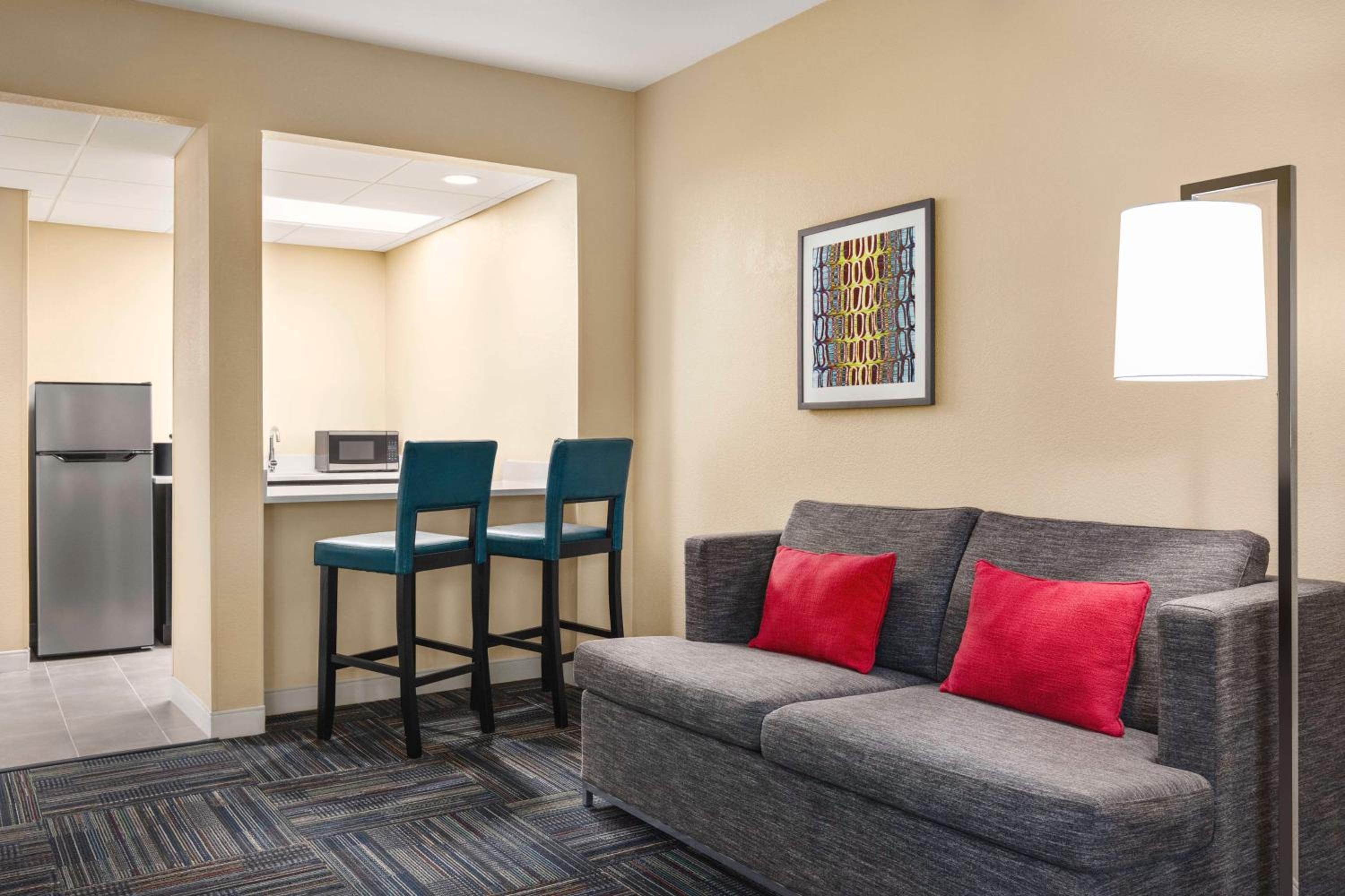 One-Bedroom Queen Suite with Two Queen Beds - Non-Smoking - Photo 2