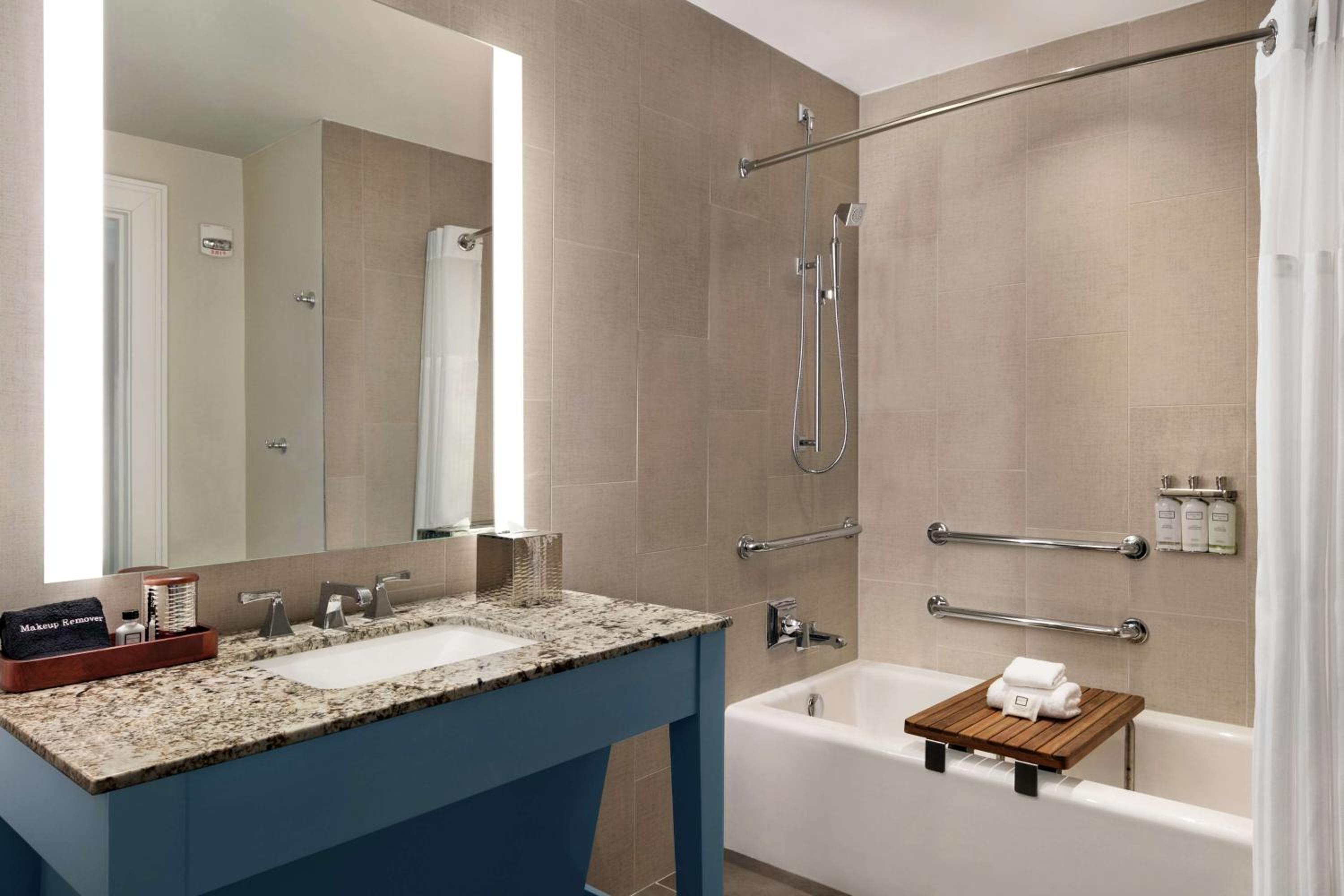 King Room with Bath Tub - Mobility Access - Photo 4