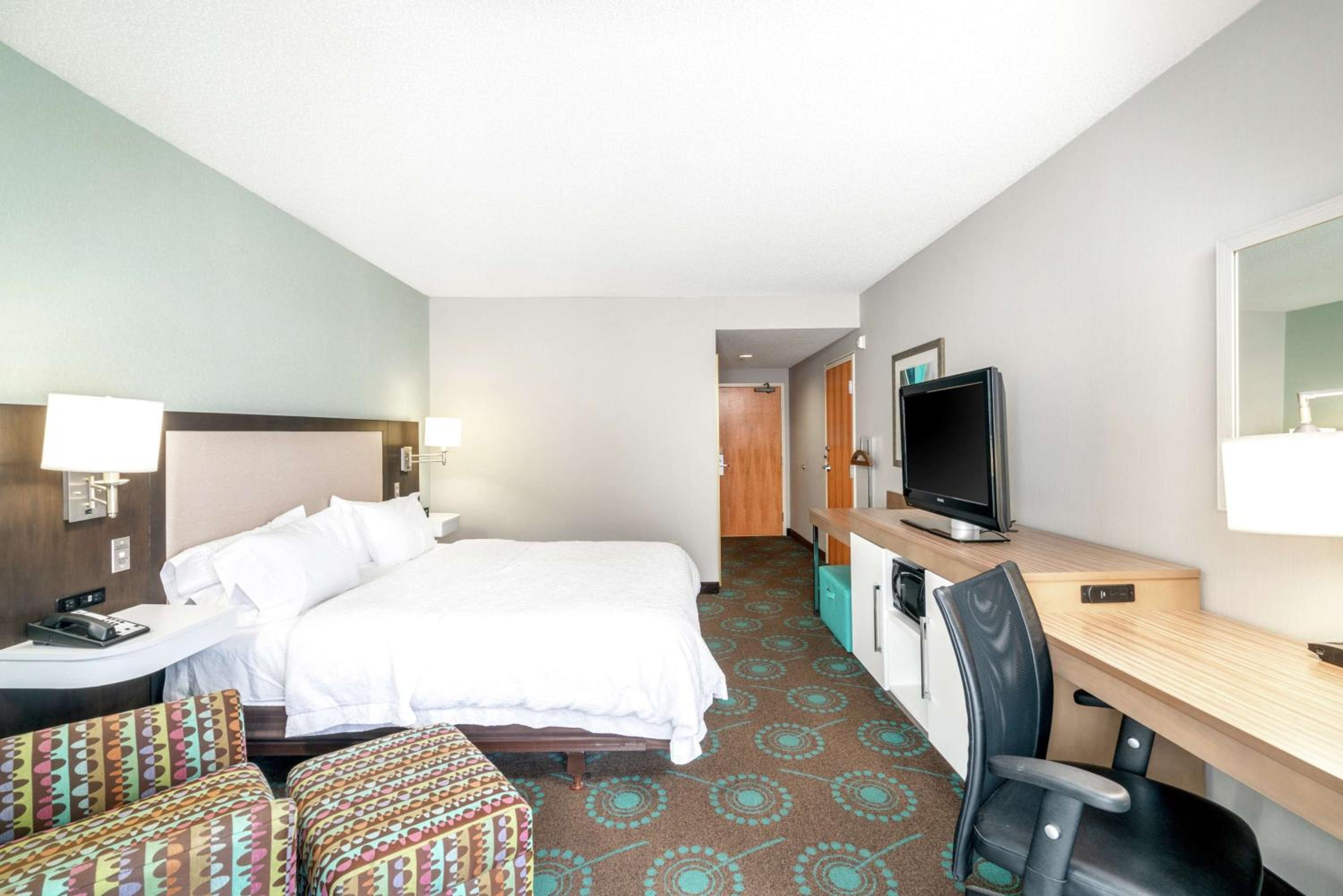 King Room with Balcony - Mobility/Hearing Accessible - Non-Smoking