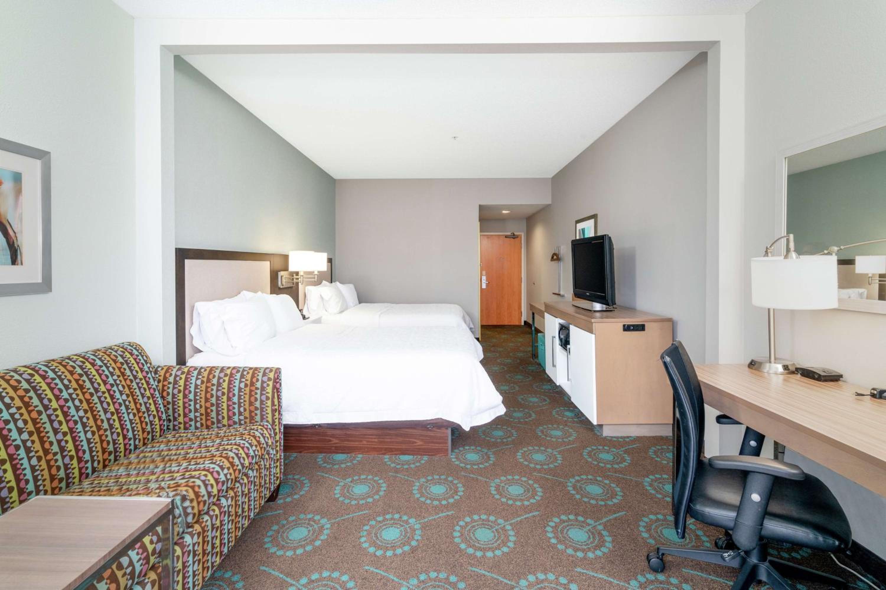 Queen Room with Two Queen Beds and Balcony - Non-Smoking - Photo 1