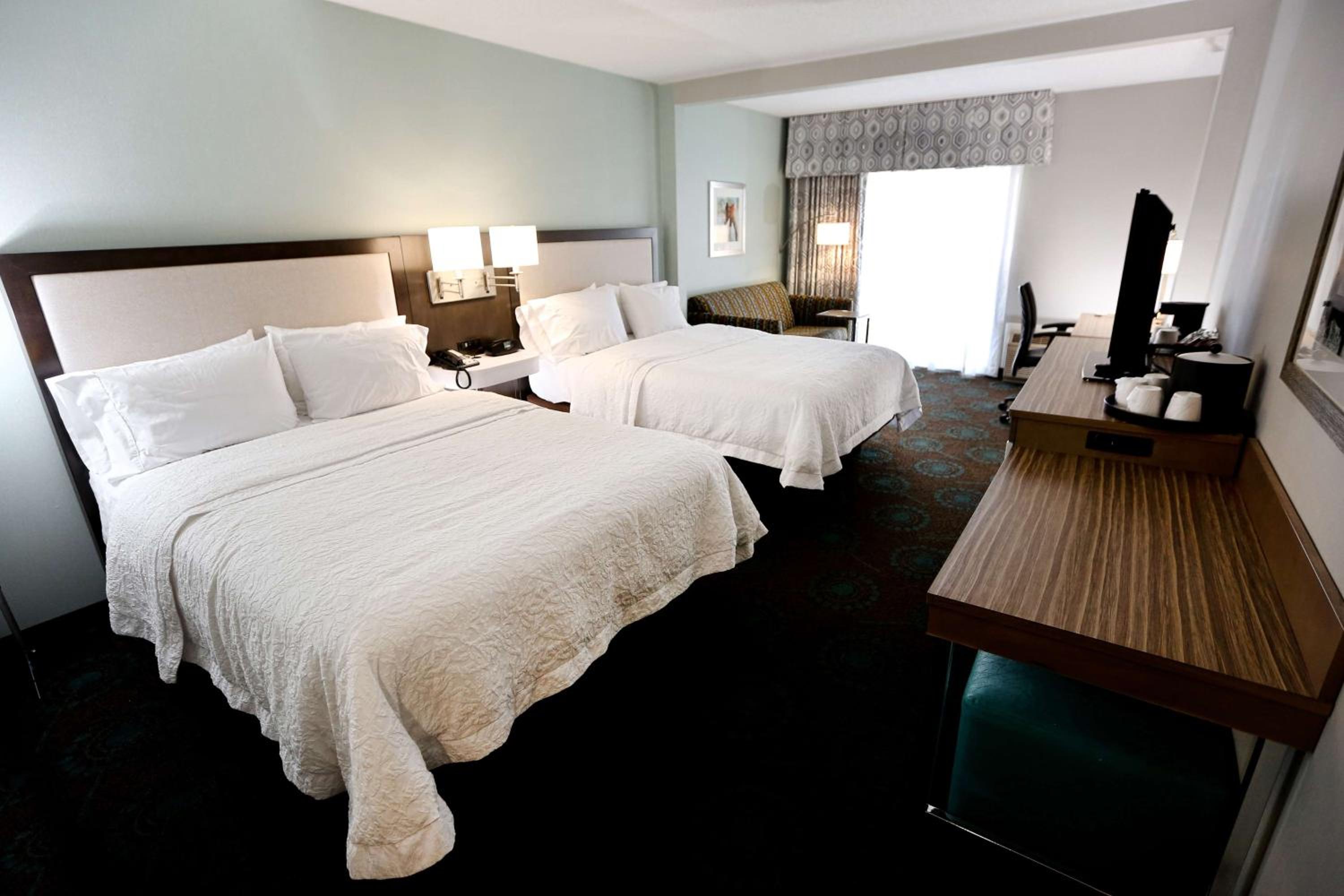 Queen Room with Two Queen Beds and Balcony - Waterfront - Non-Smoking - Photo 1