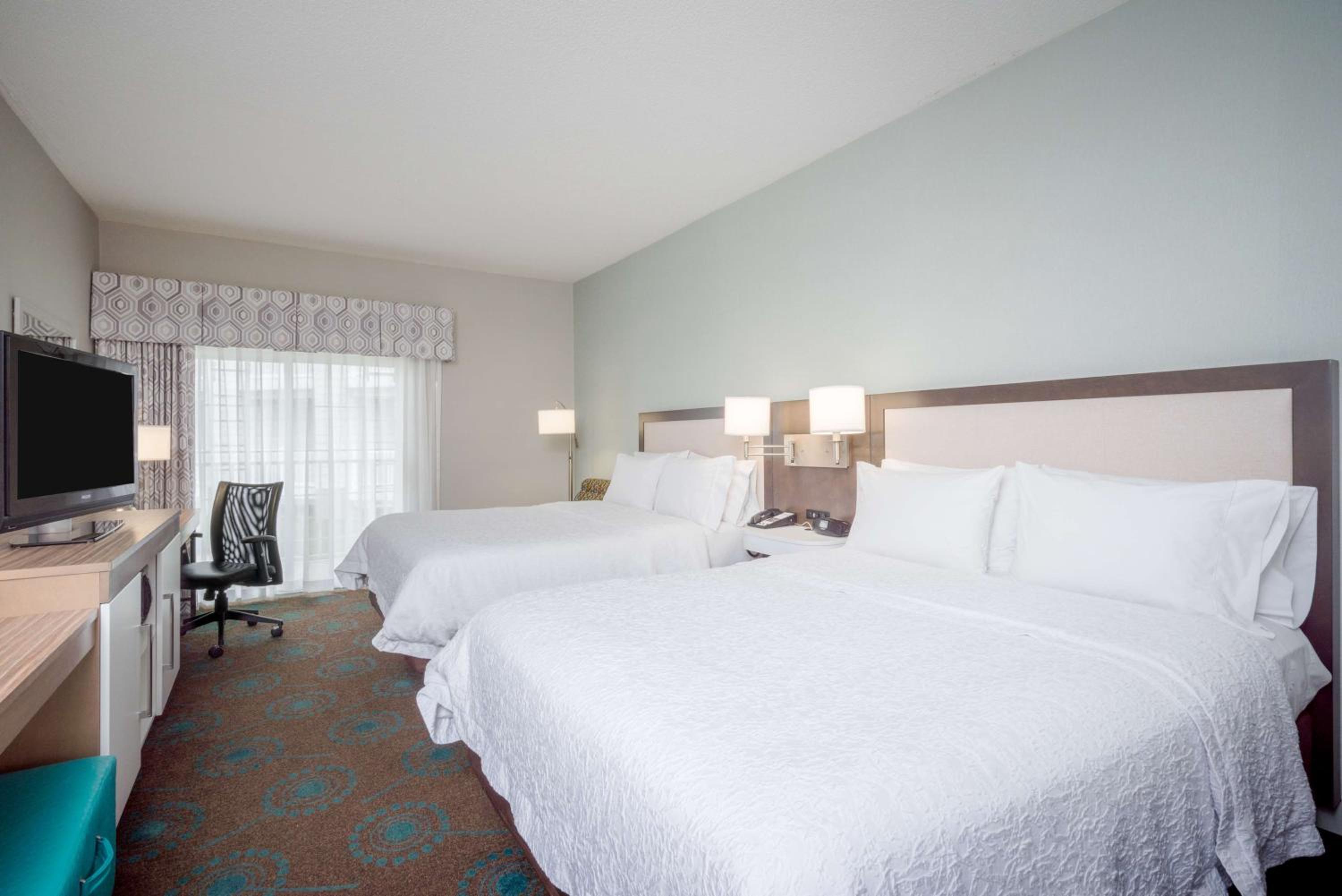 Queen Room with Two Queen Beds and Balcony - Non-Smoking - Photo 3