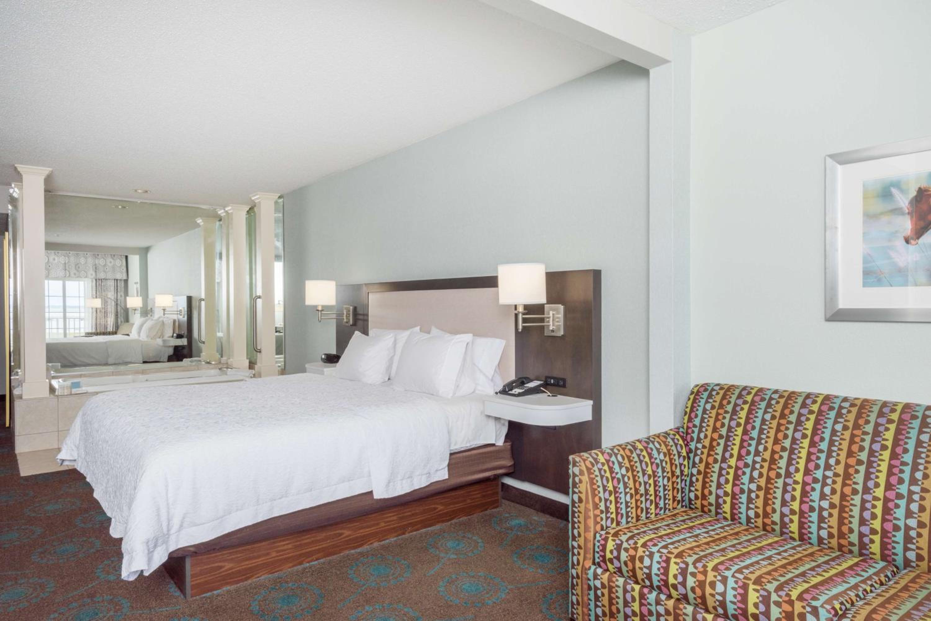 King Room with Whirlpool - Mobility/Hearing Accessible - Non-Smoking - Photo 3