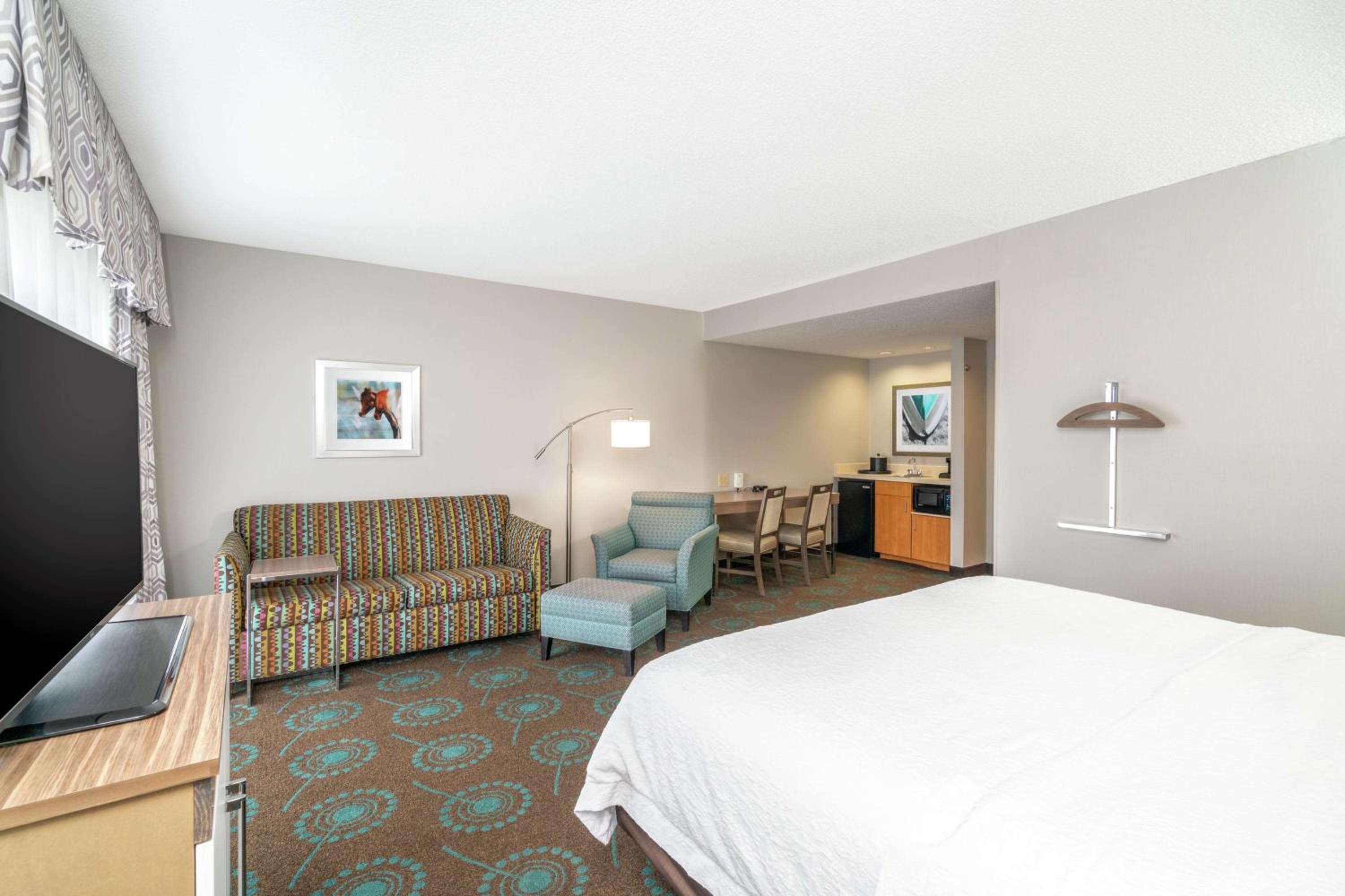 King Studio Suite with Balcony - Non-Smoking - Photo 4