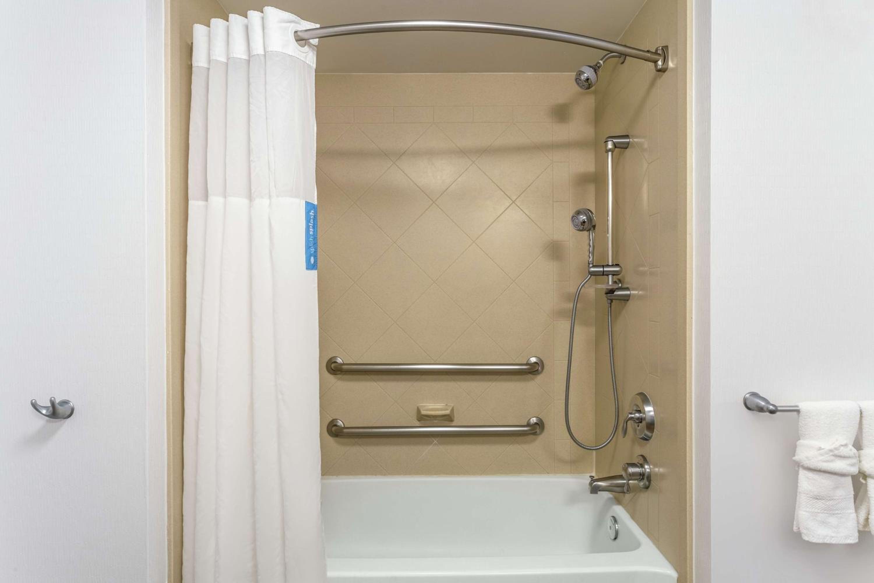 Queen Room with Two Queen Beds - Mobility and Hearing Access/Non-Smoking - Photo 2
