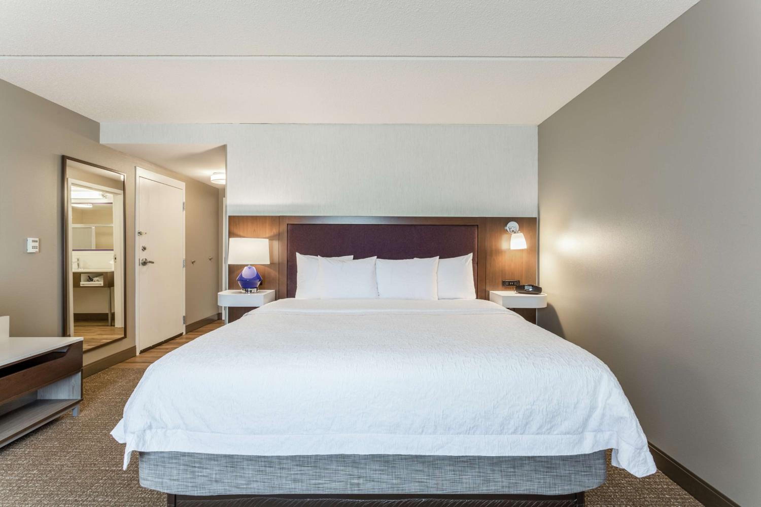 King Room with King Bed - Non-Smoking - Photo 1