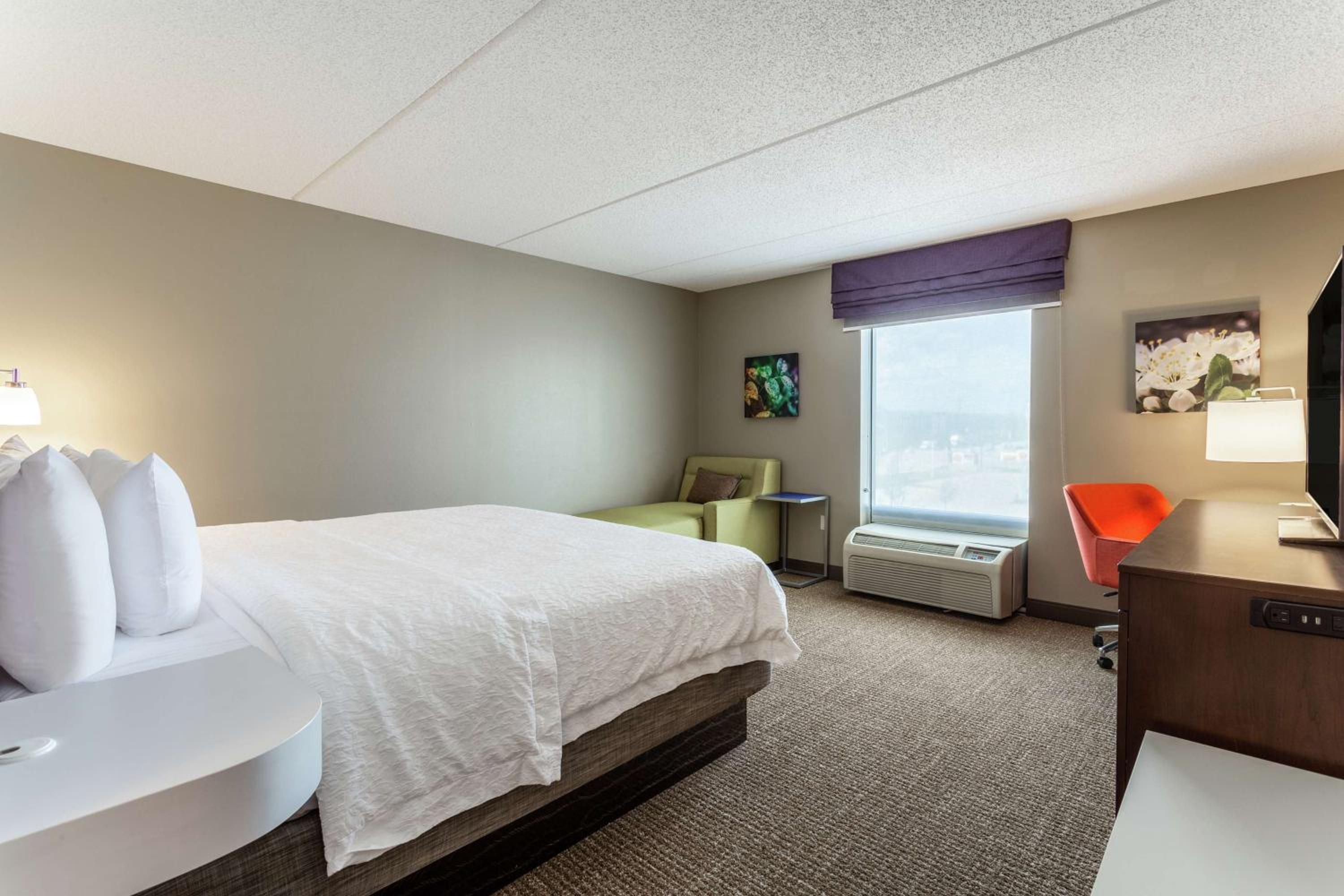 King Room with King Bed - Non-Smoking - Photo 2