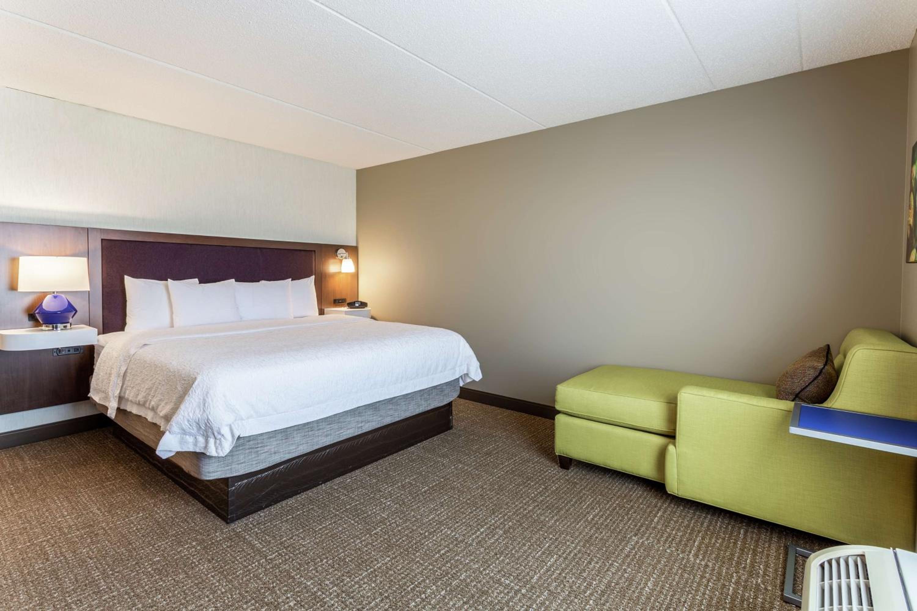 King Room with King Bed - Non-Smoking - Photo 3
