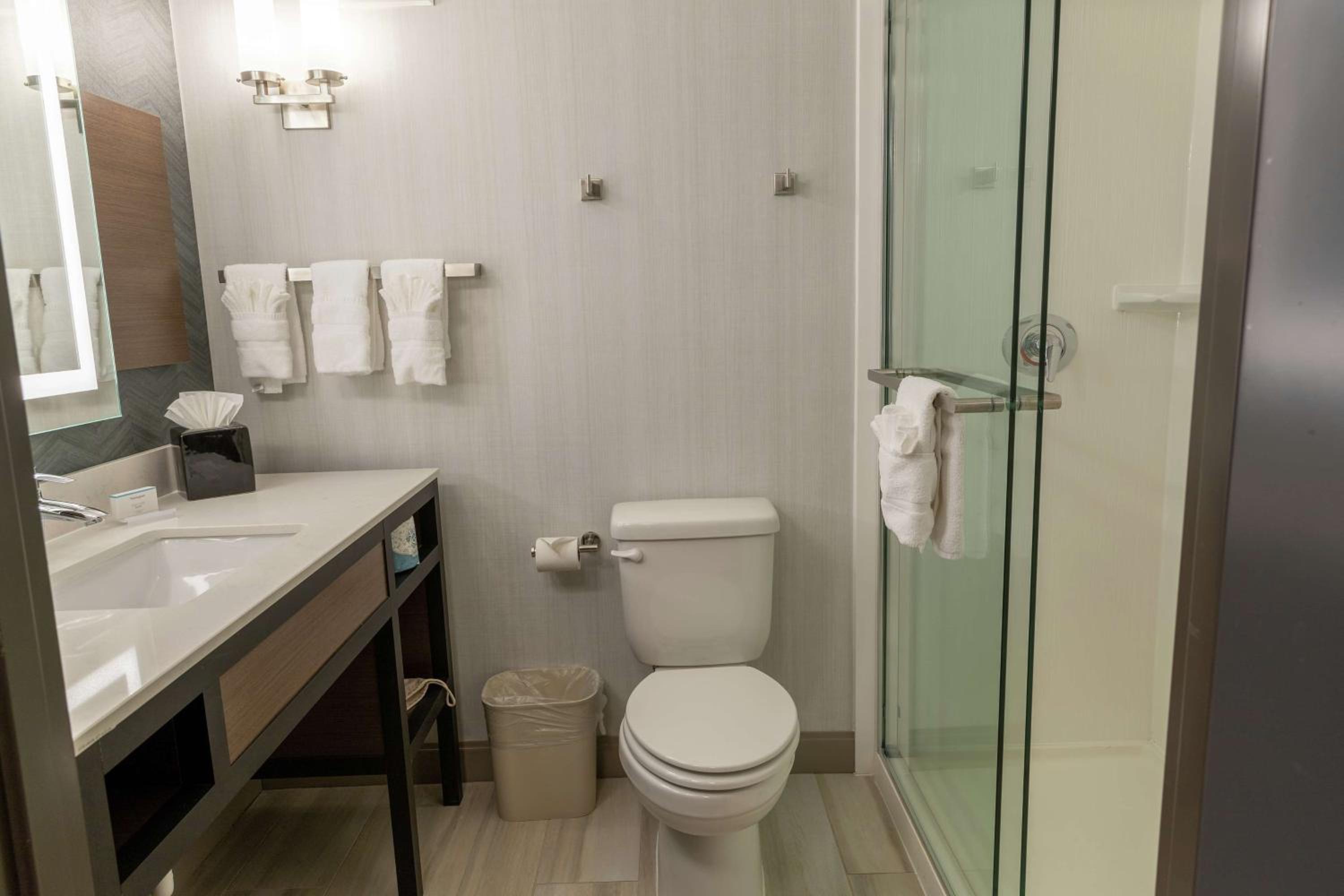King Room with King Bed - Non-Smoking - Photo 2