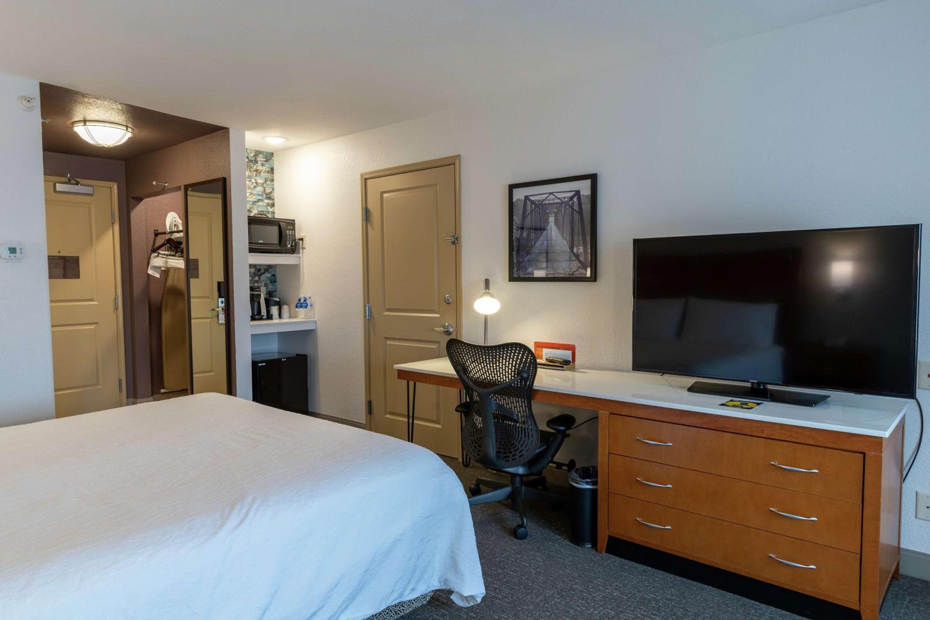 King Room with King Bed - Non-Smoking - Photo 1