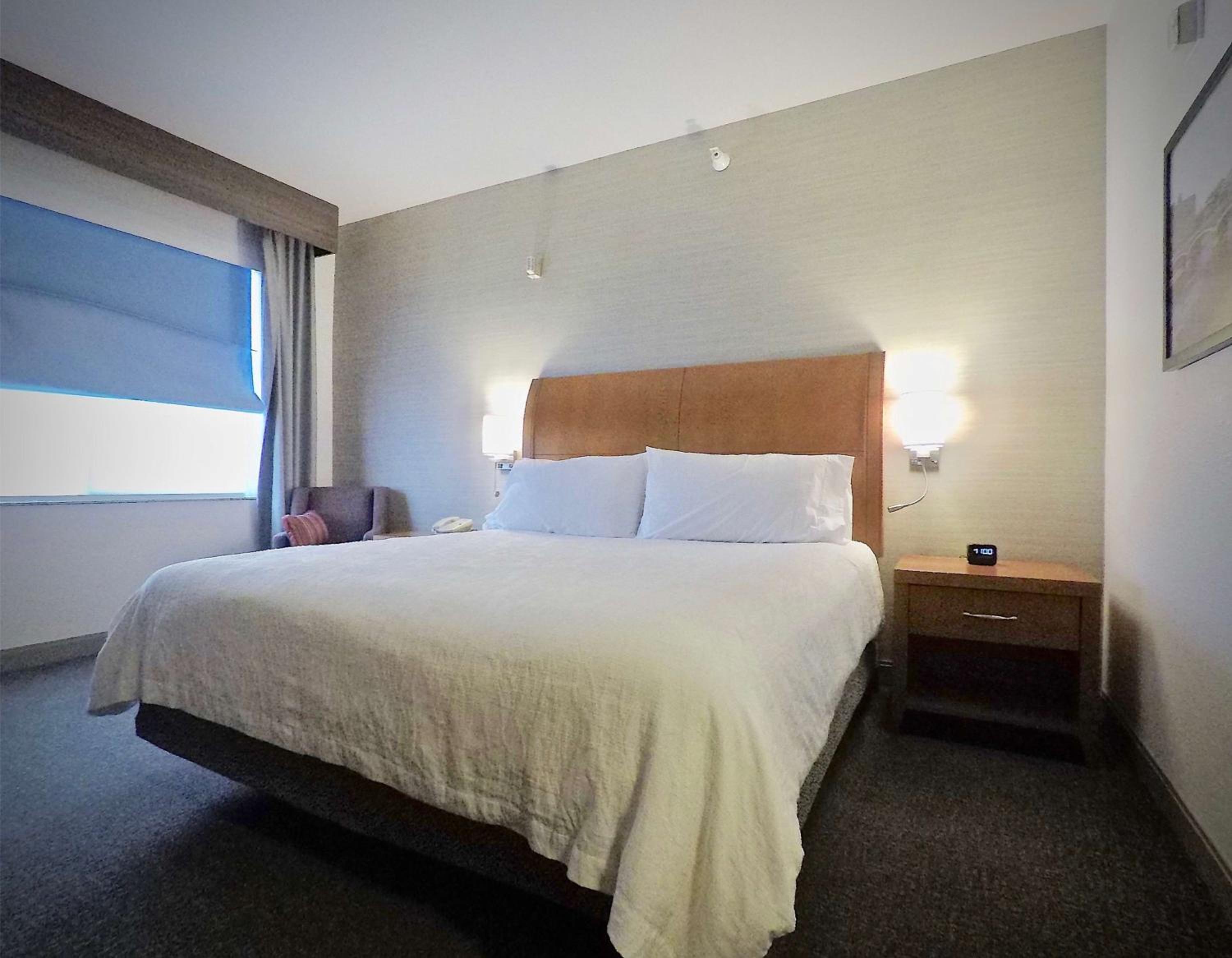 King Room with Tub - Mobility and Hearing Access - Photo 1