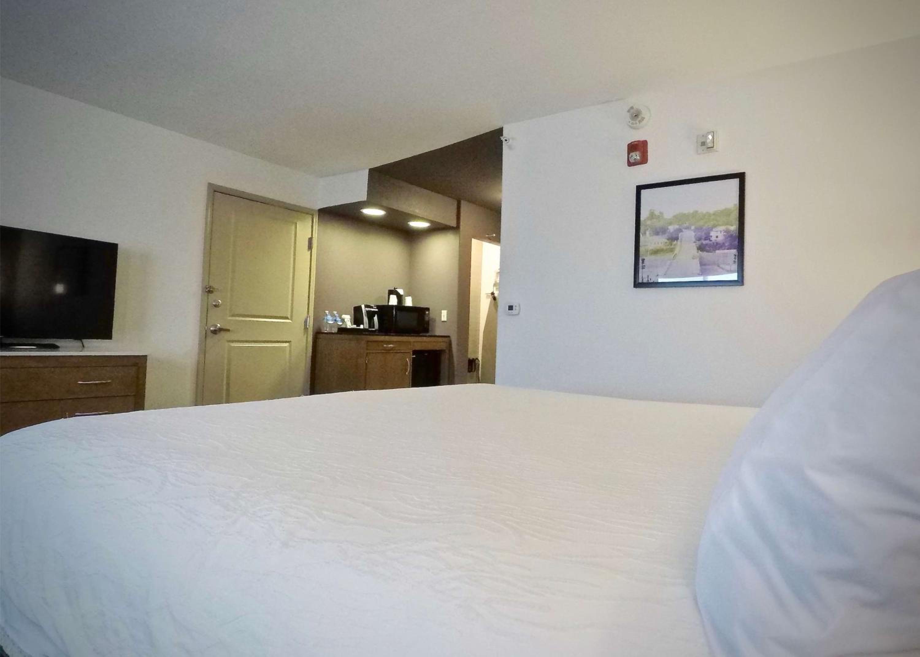 King Room with Tub - Mobility and Hearing Access - Photo 3