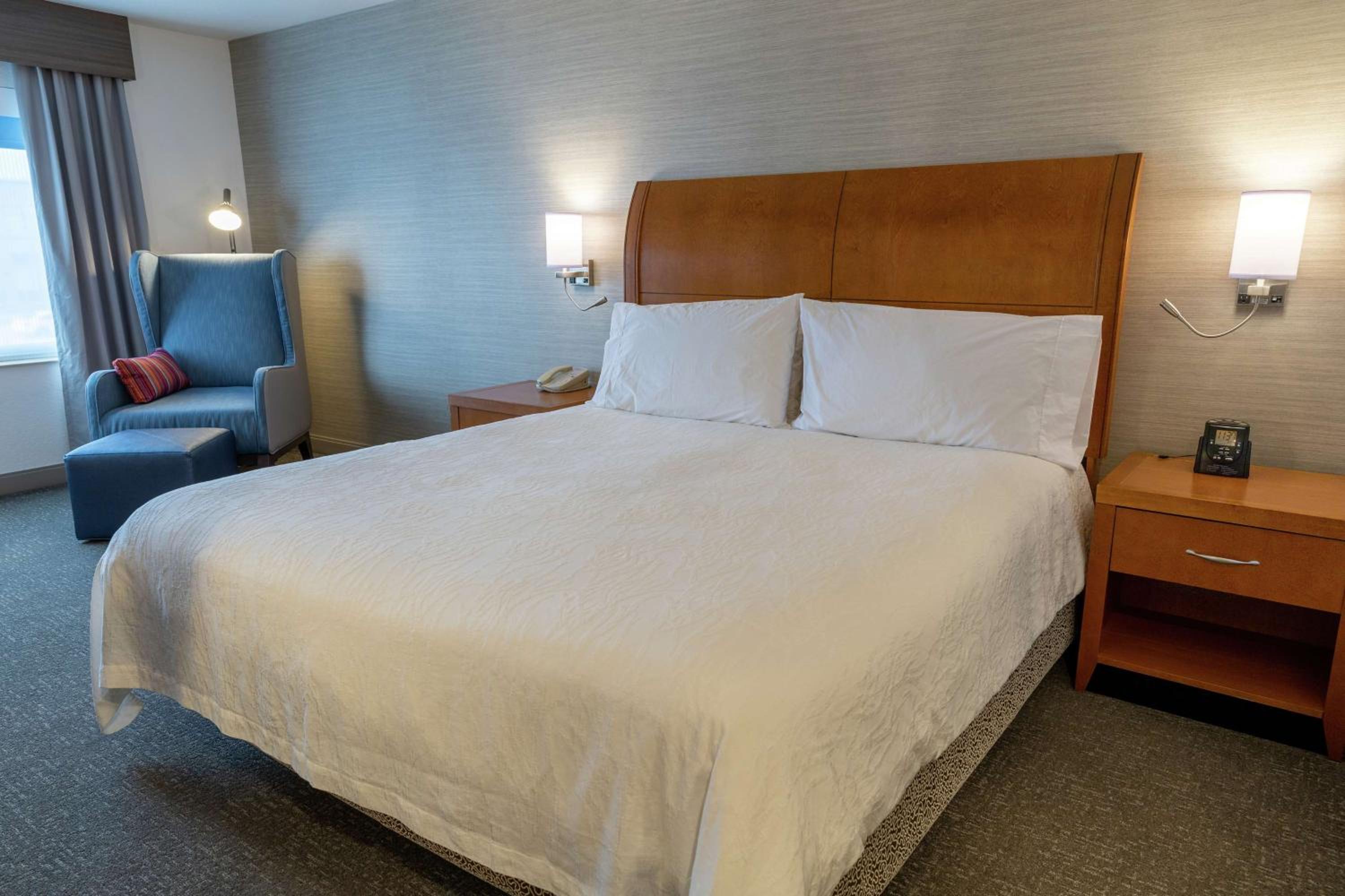 King Room with King Bed - Non-Smoking - Photo 5