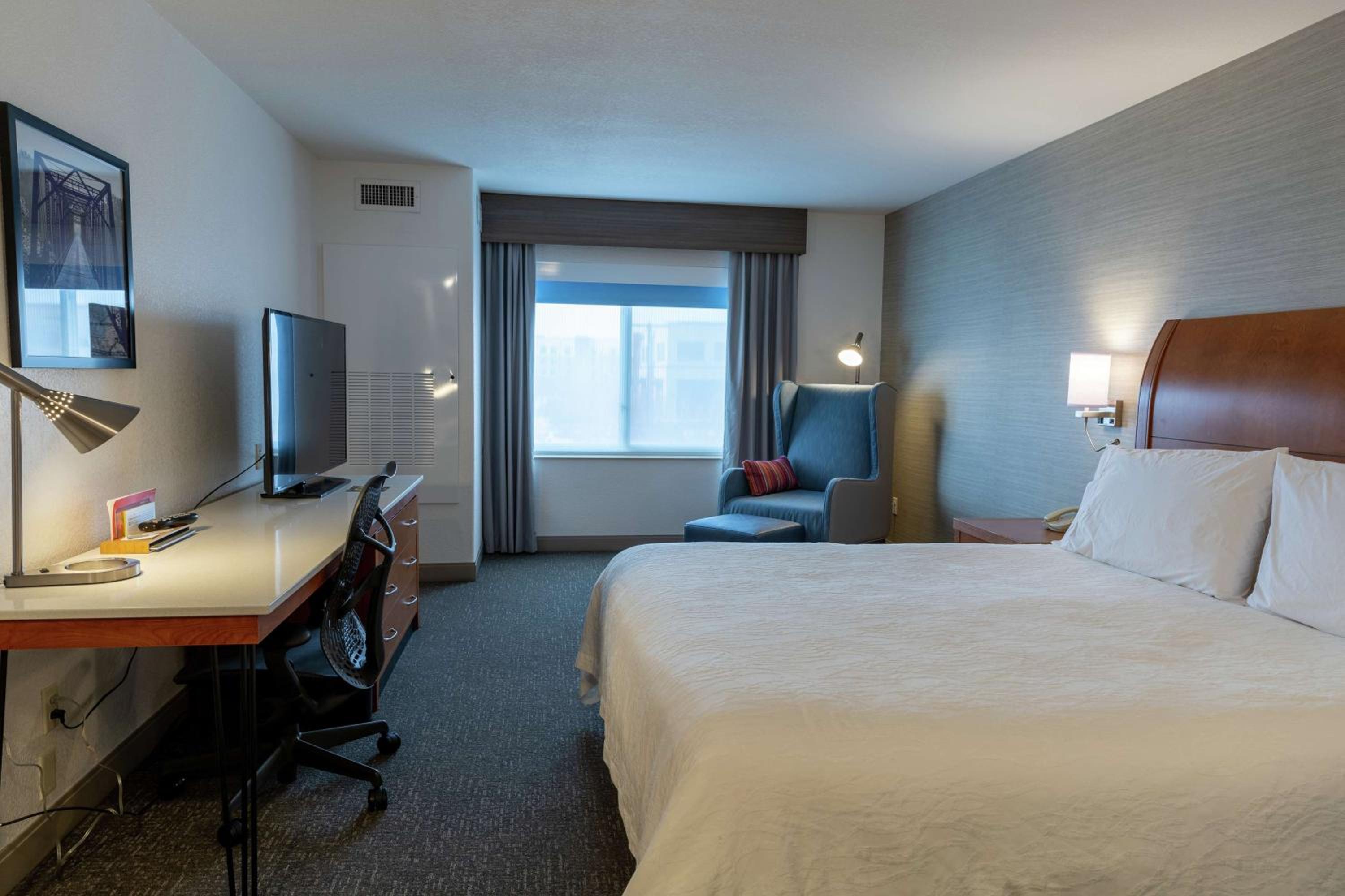 King Room with King Bed - Non-Smoking - Photo 4