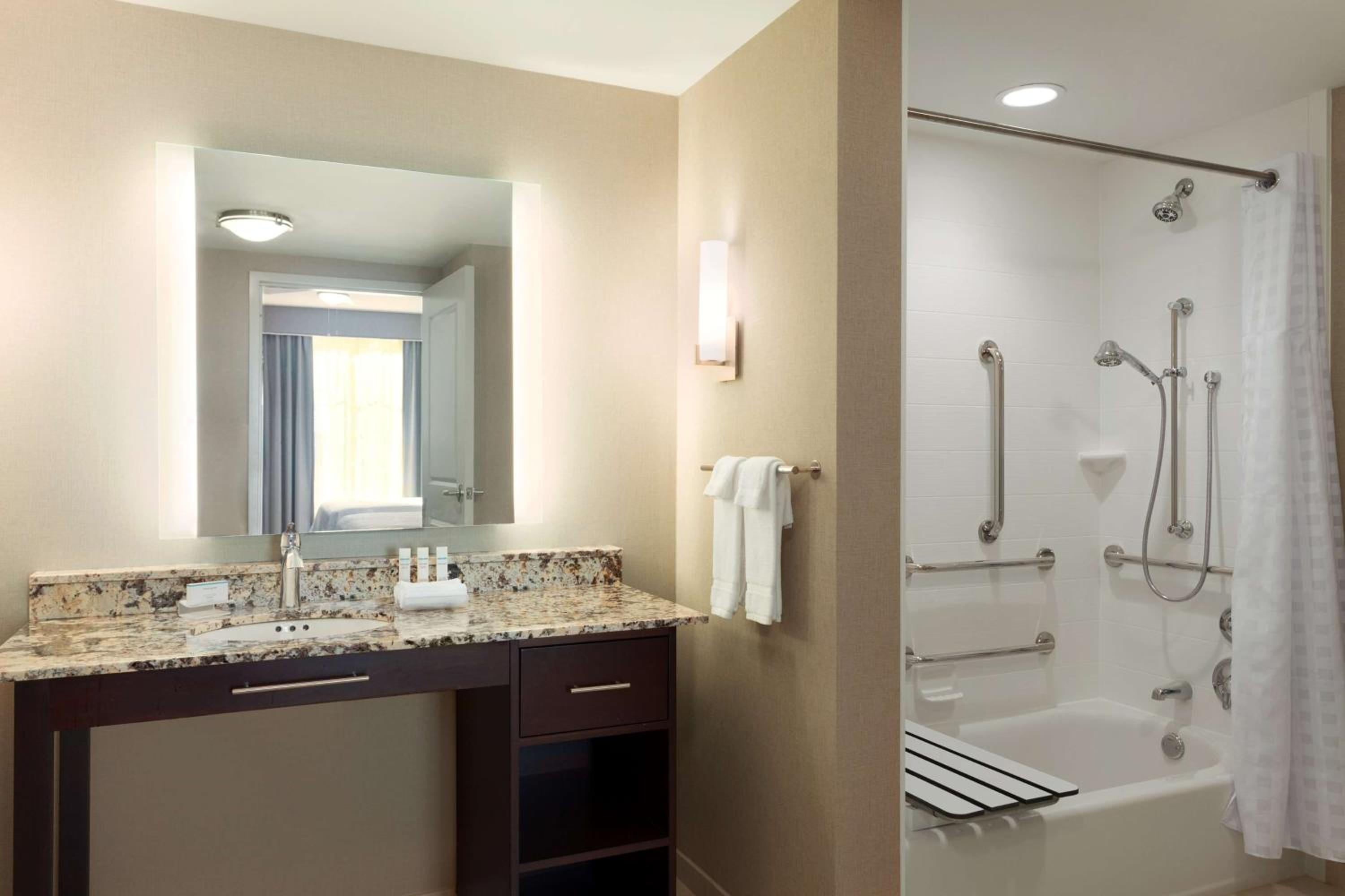 King Suite - Mobility Access/Non-Smoking