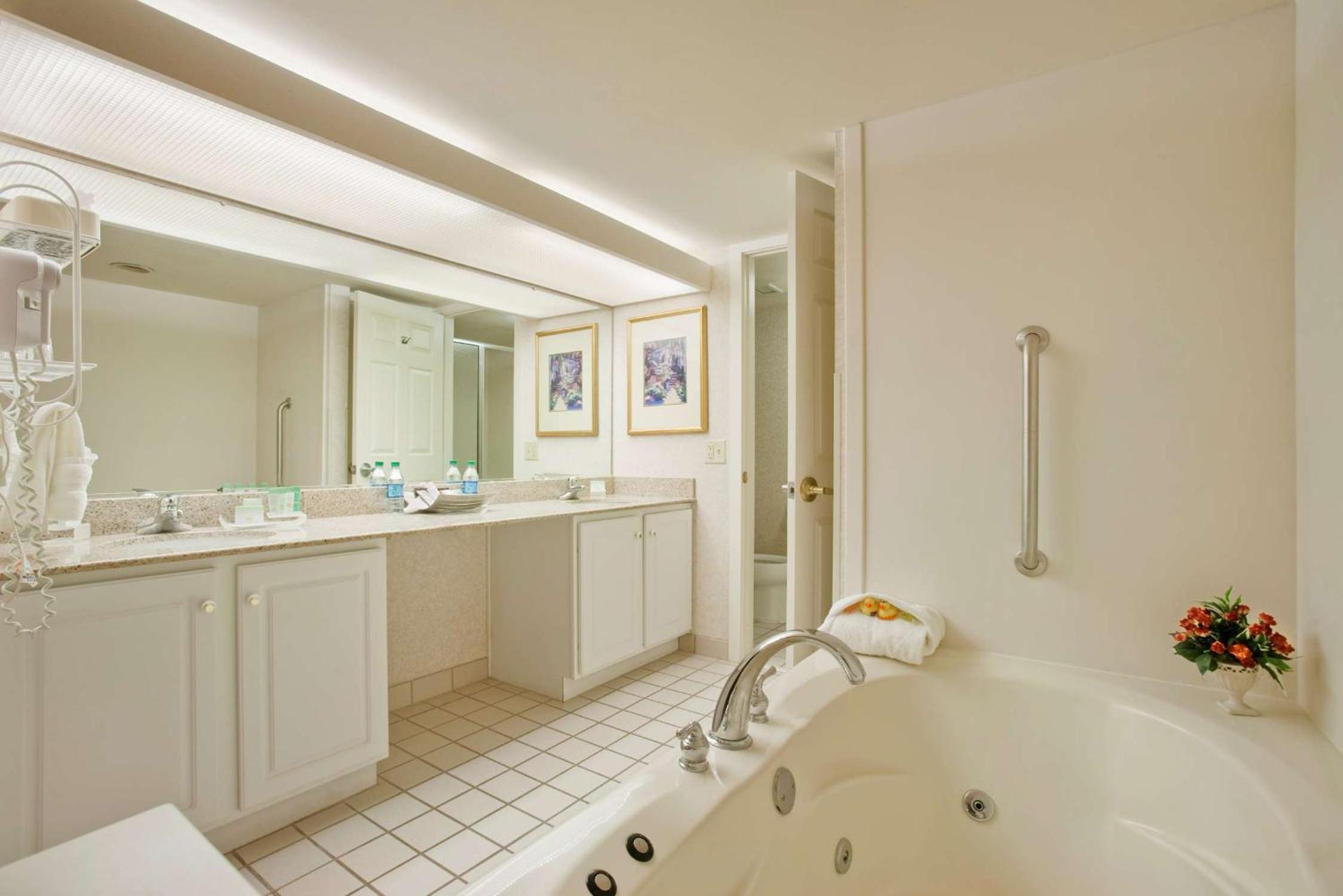 One-Bedroom King Suite with Fireplace - Non-Smoking  - Photo 2