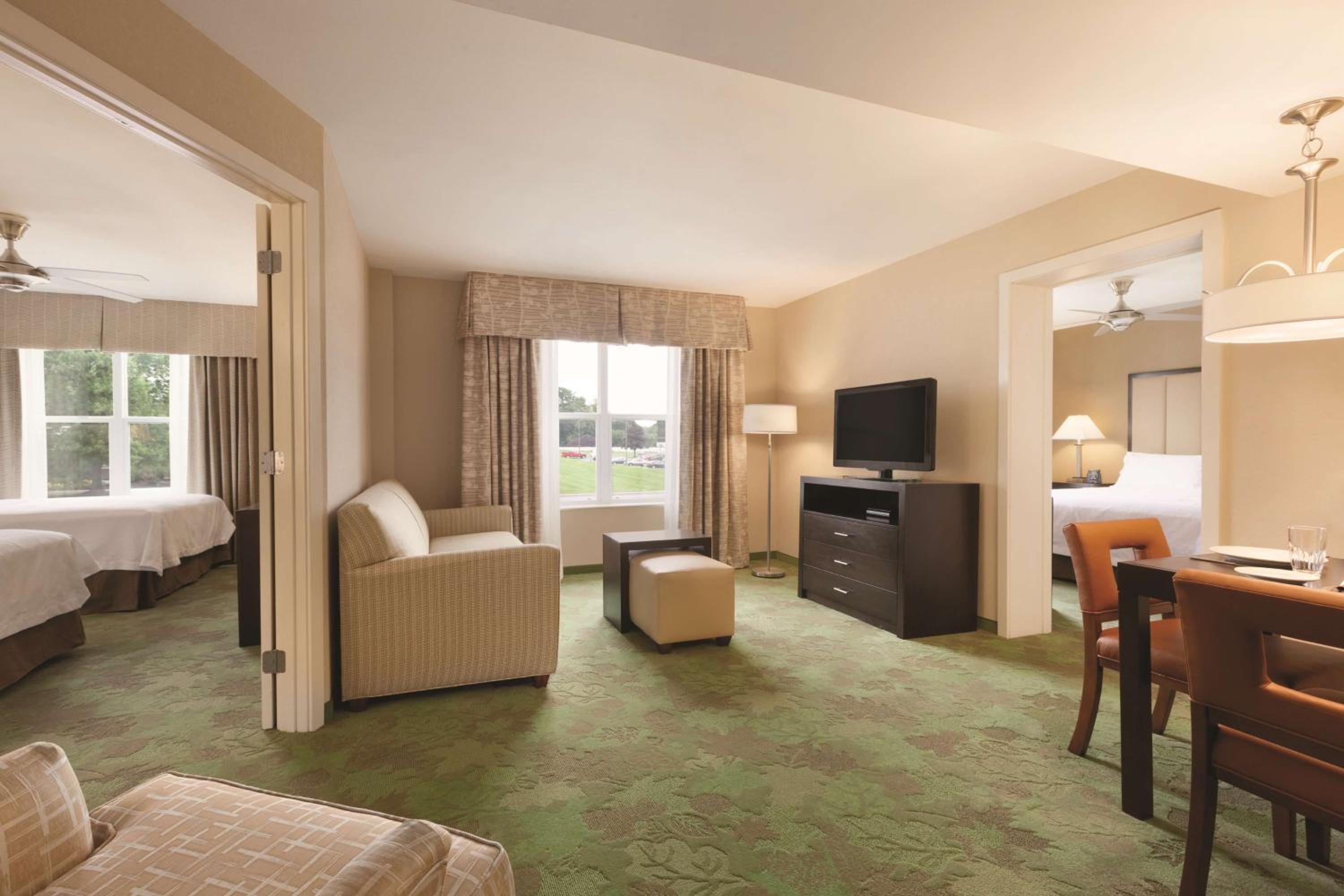 Two Bedroom Suite with One King and Two Queen Beds - Non-Smoking - Photo 3