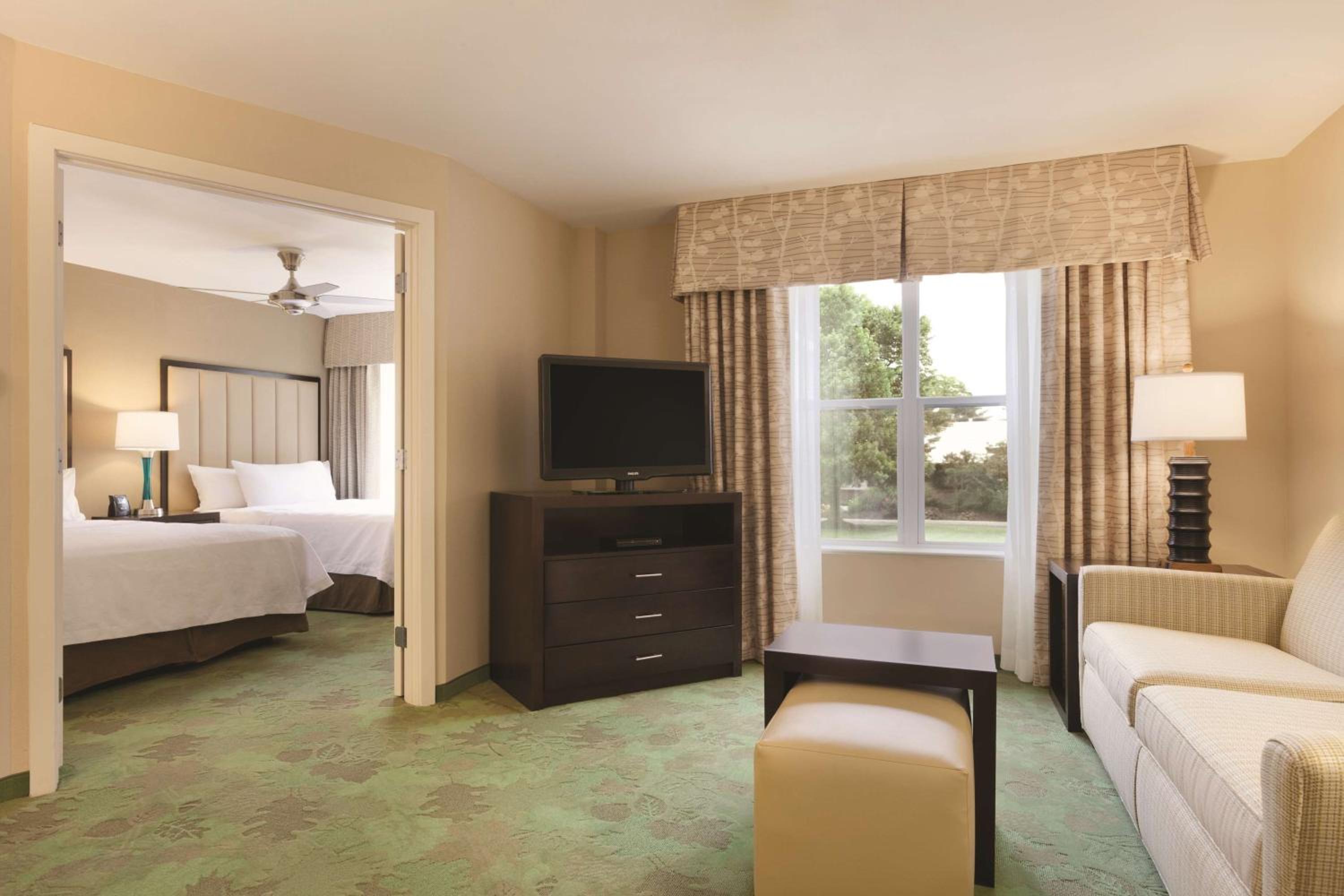 One-Bedroom Queen Suite with Two Queen Beds - Non-Smoking - Photo 3