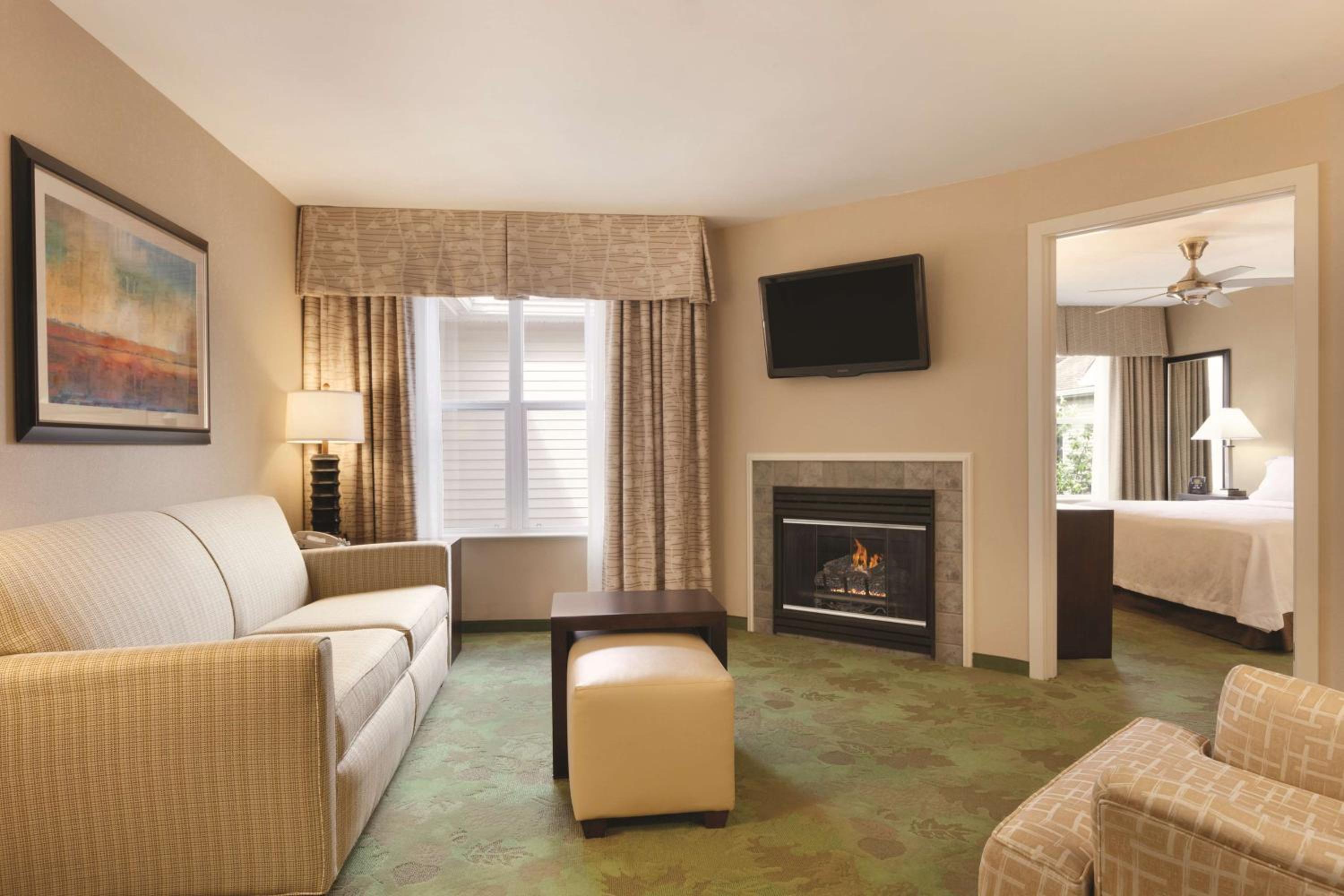 One-Bedroom King Suite with Fireplace - Non-Smoking  - Photo 4