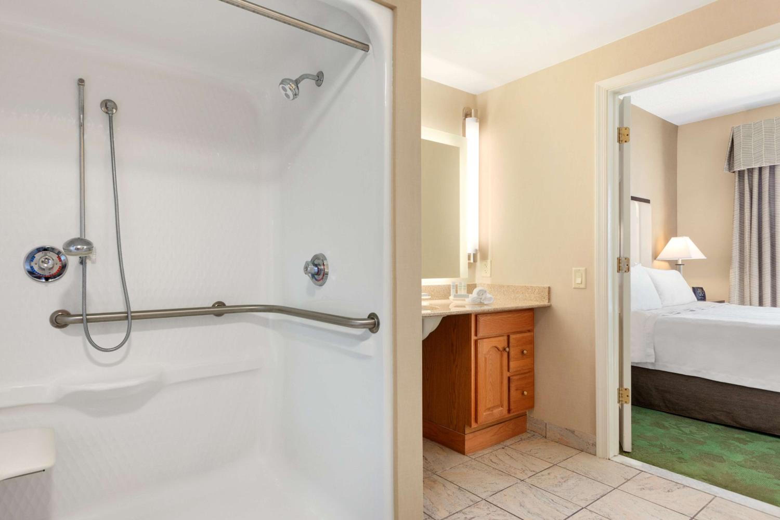 King Suite with Roll-In Shower - Mobility and Hearing Access/Non-Smoking - Photo 4