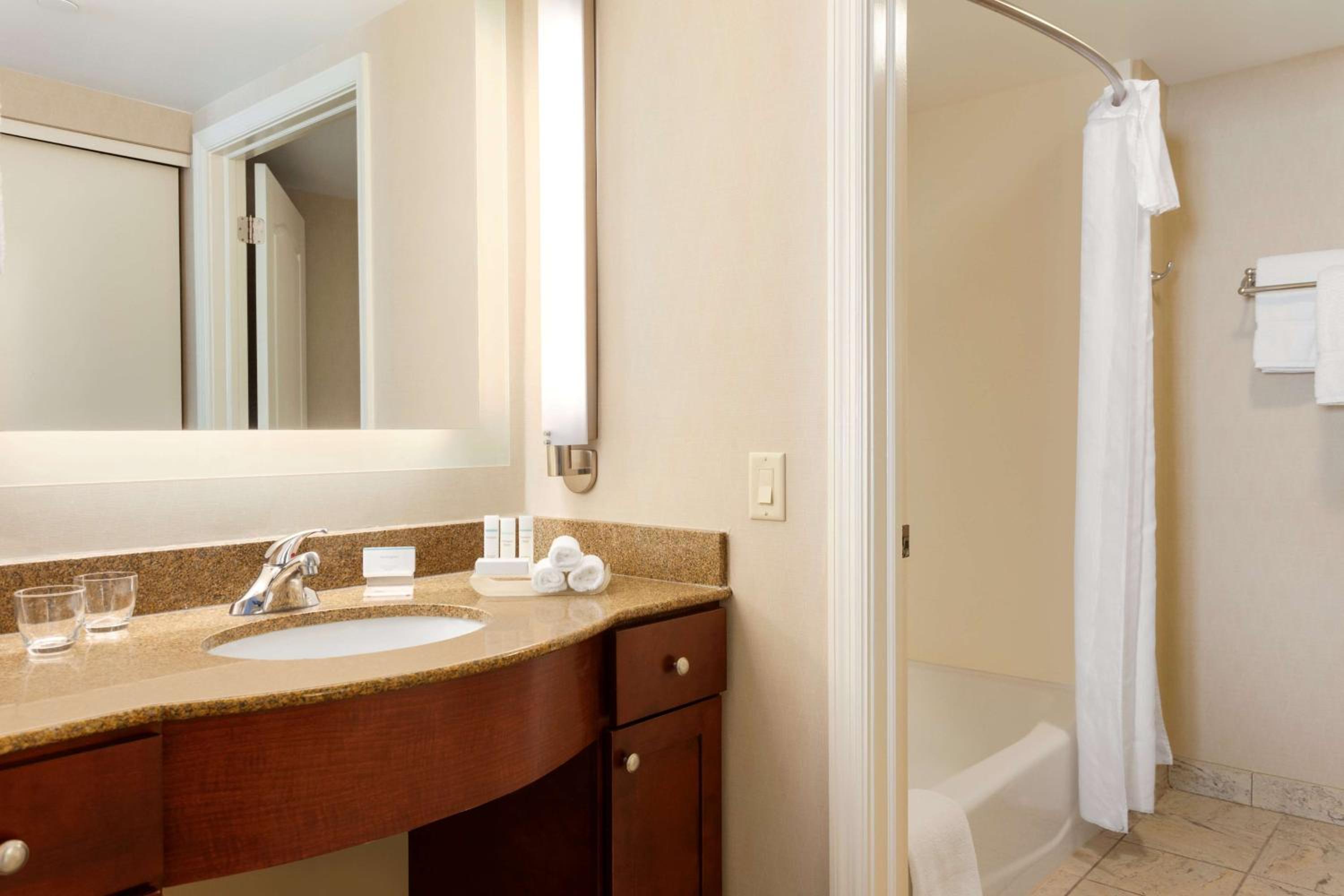 One-Bedroom King Suite - Non-Smoking - Photo 2