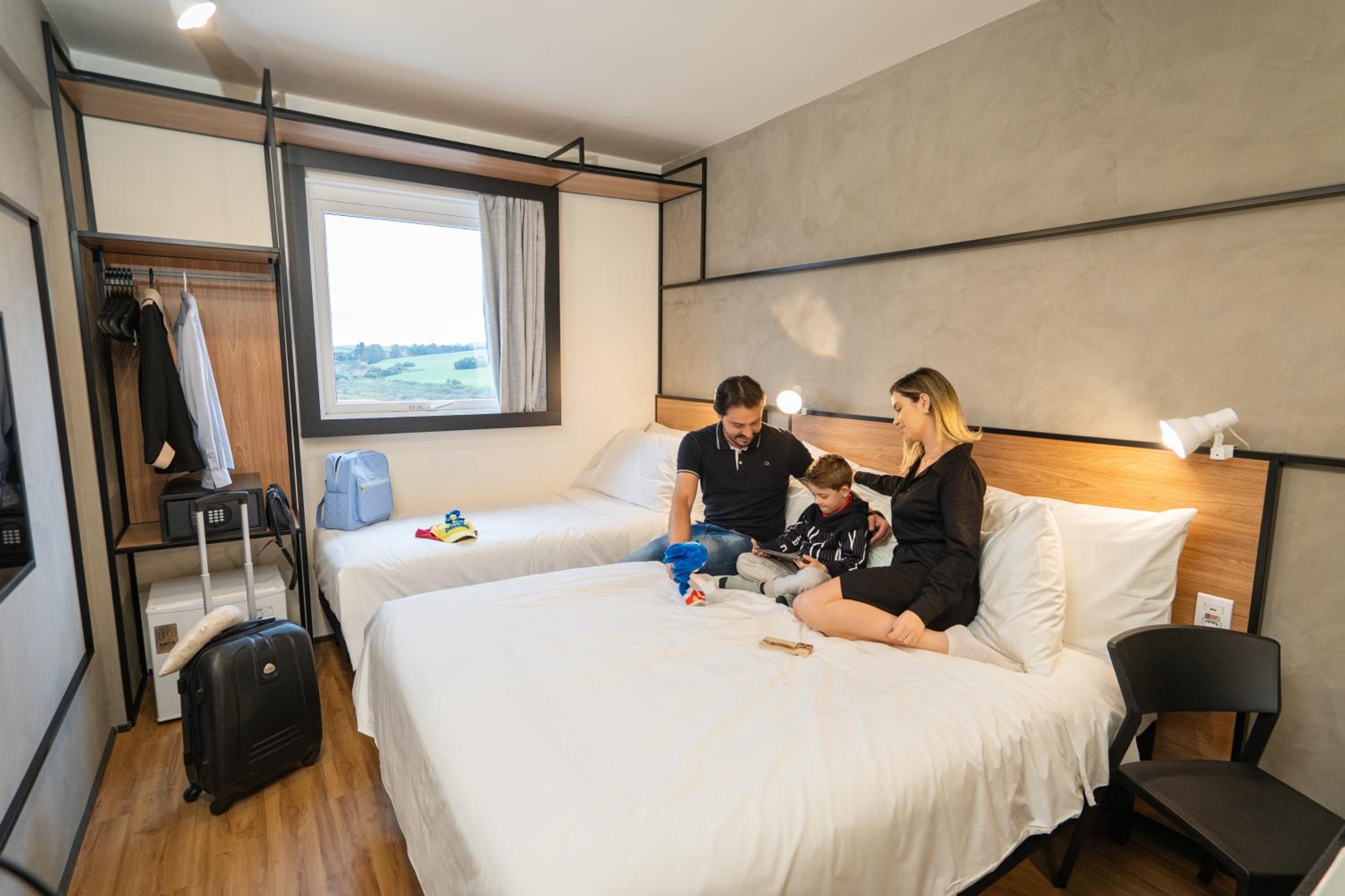 Standard Room with One Double Bed and One Single Bed photo 2