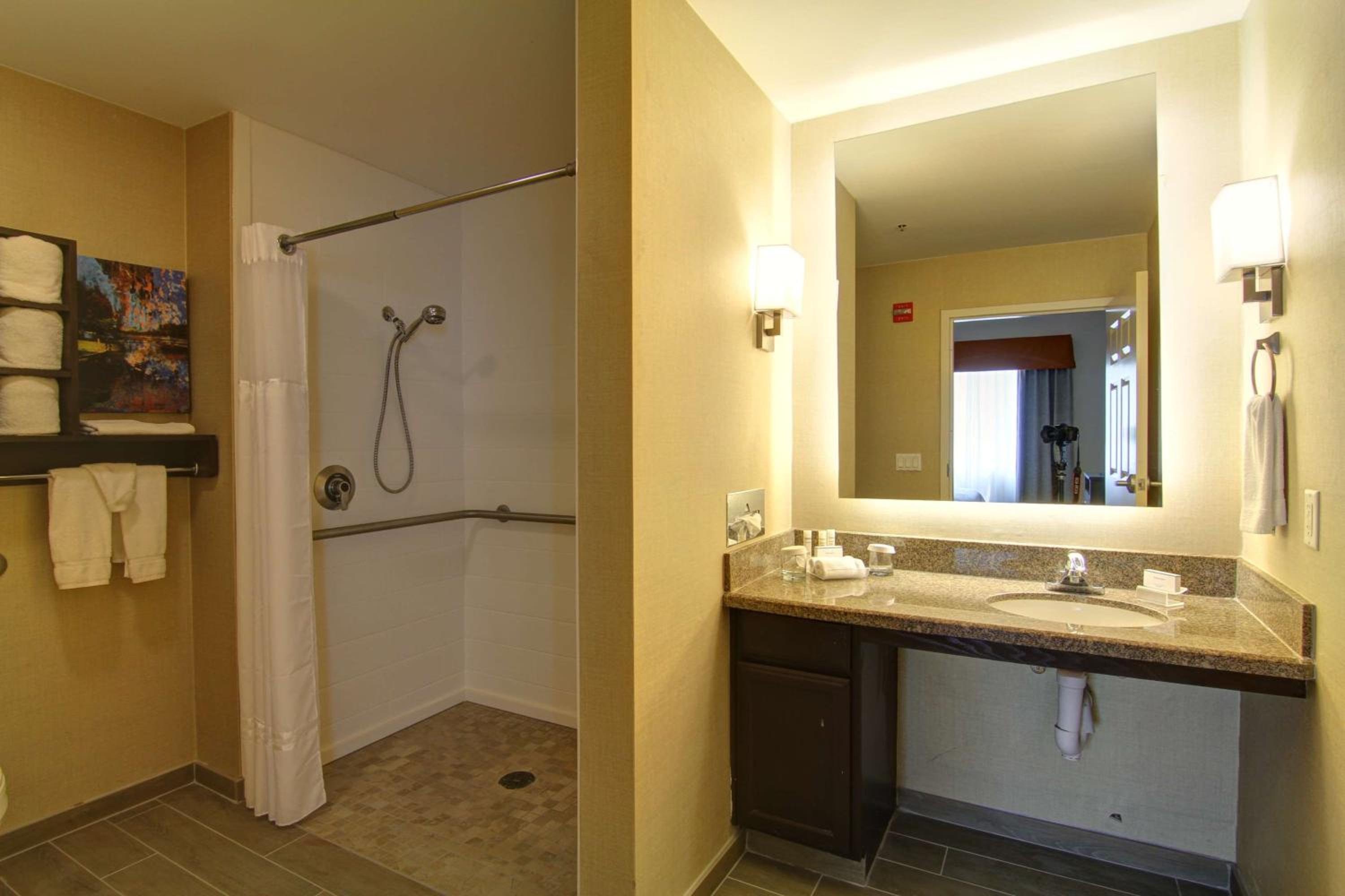 One-Bedroom King Suite - Non-Smoking - Photo 2
