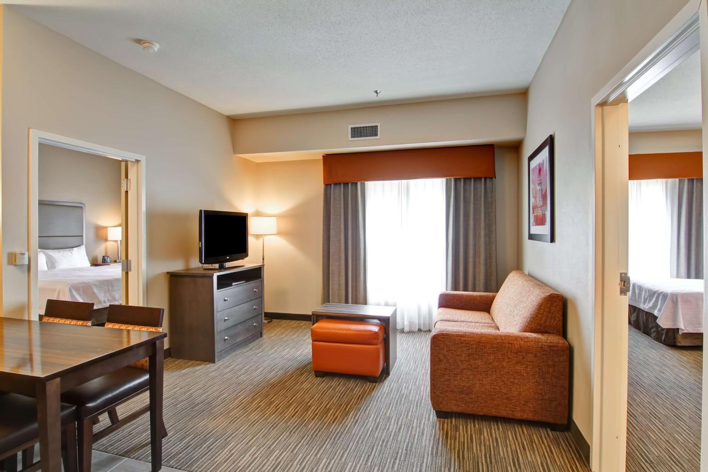 Two-Bedroom Suite with One King And Two Double Beds - Non-Smoking - Photo 5