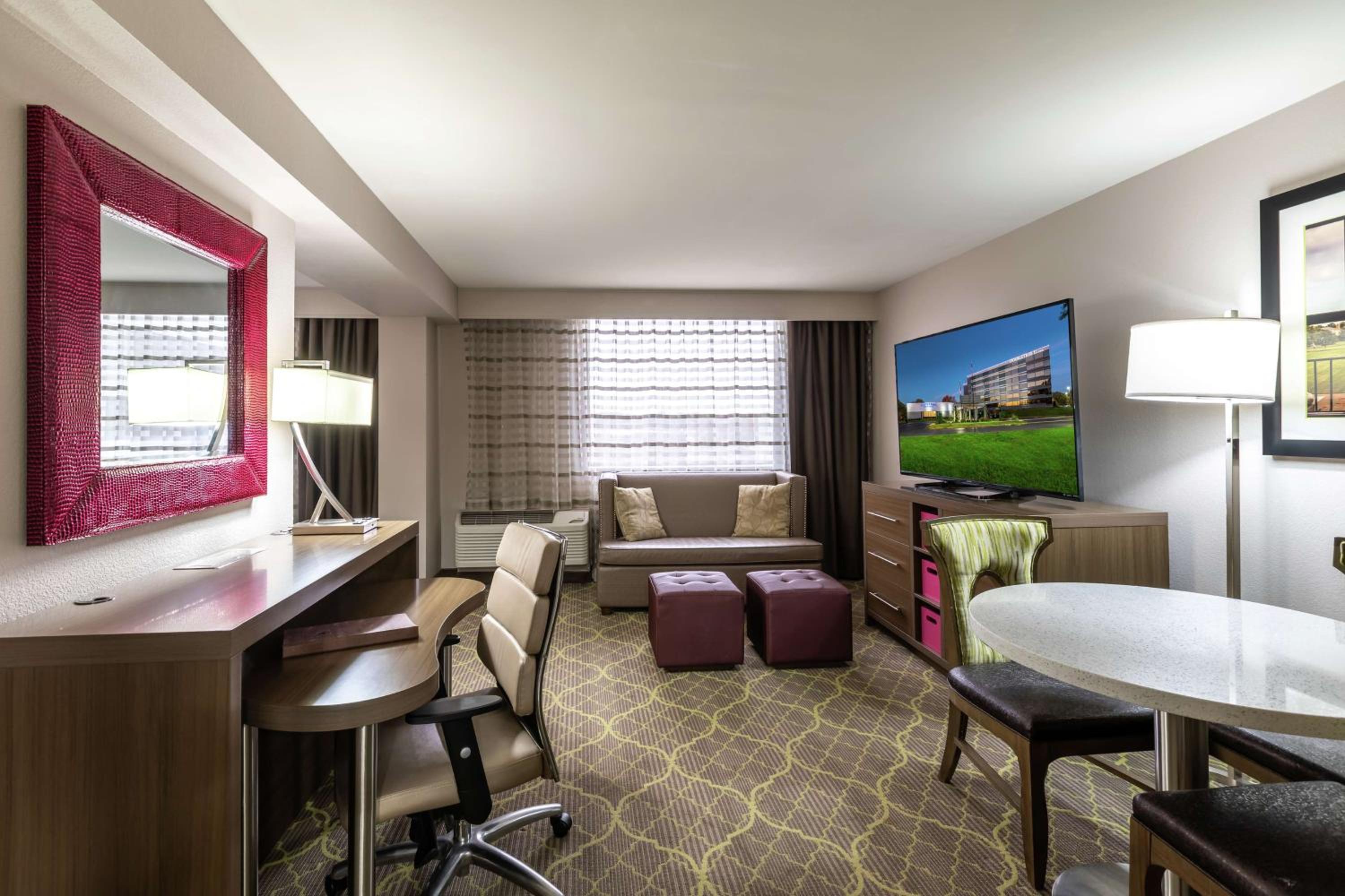 Junior King Suite with Sofa Bed - Photo 4