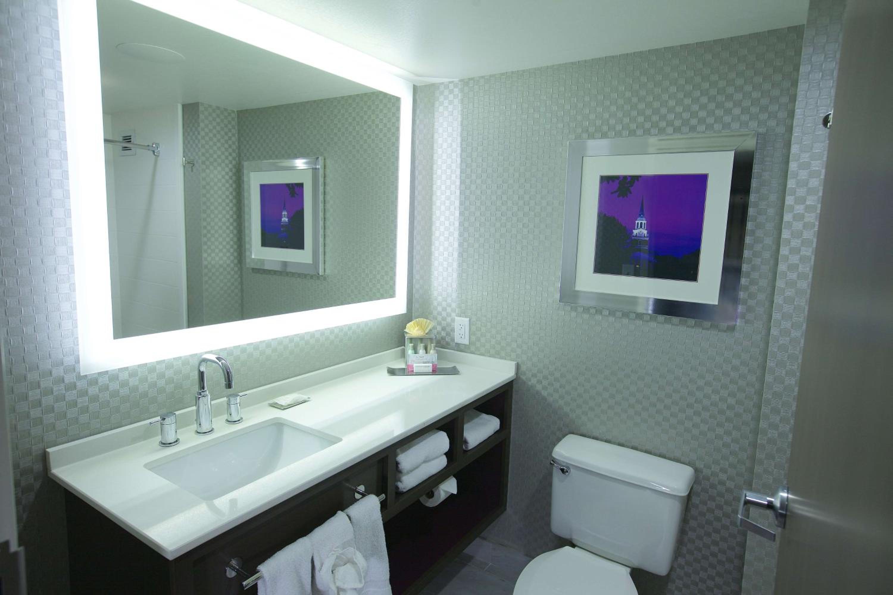 Queen Room with Two Queen Beds - Photo 2