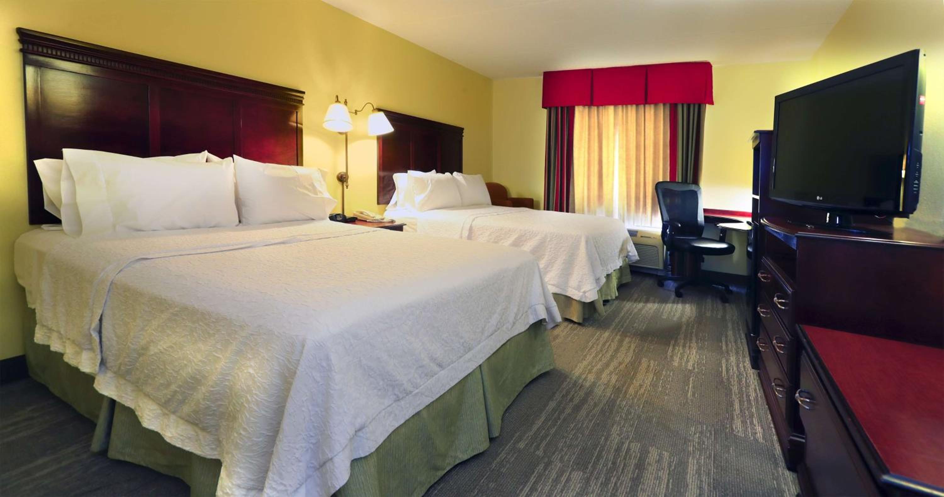 Queen Room with Two Queen Beds - Non-Smoking - Photo 1