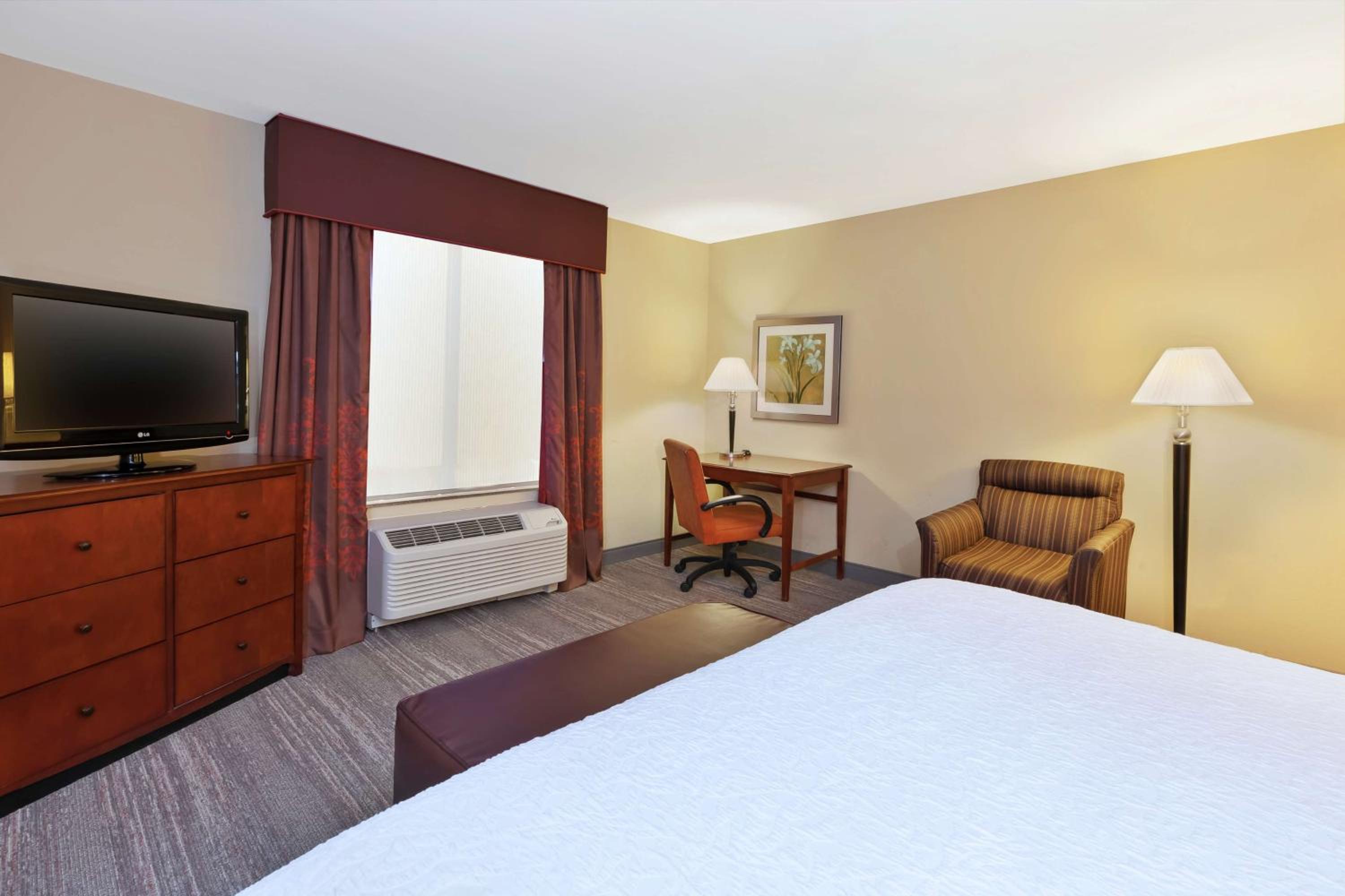 King Room with King Bed - Non-Smoking - Photo 1