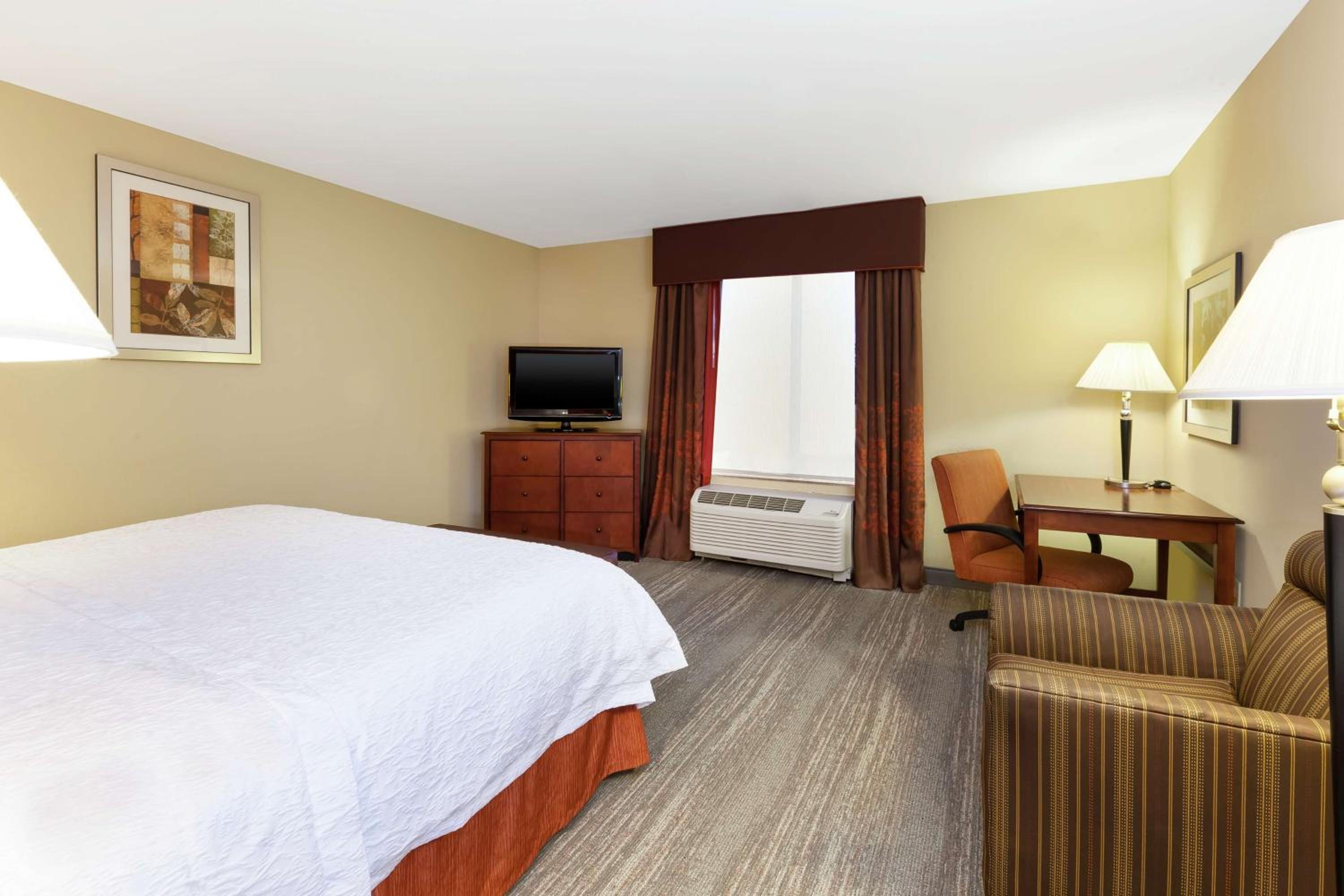 King Room with Accessible Tub - Mobility and Hearing Access/Non-Smoking - Photo 2