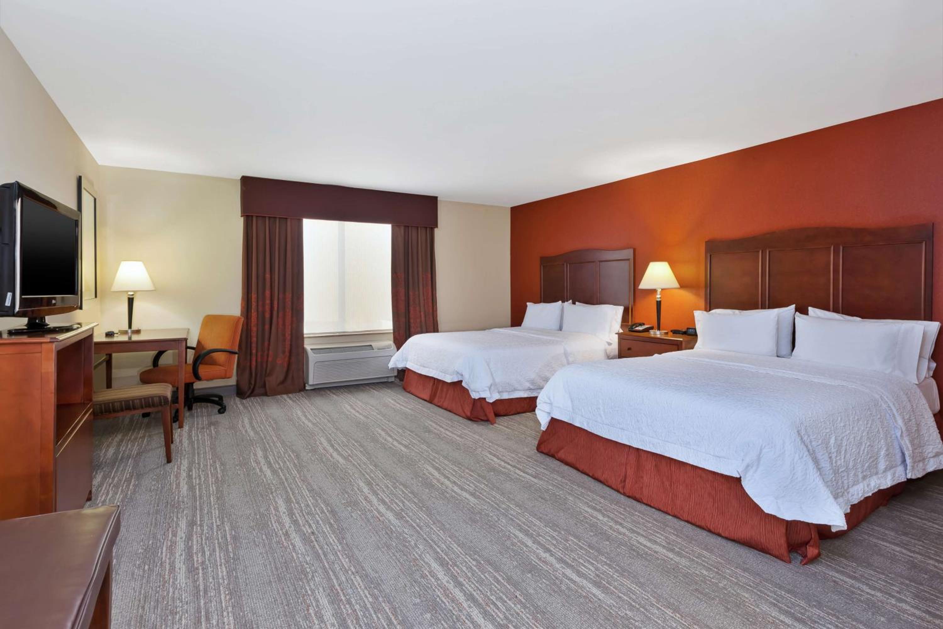 Room with Two Queen Beds - Non-Smoking - Photo 2