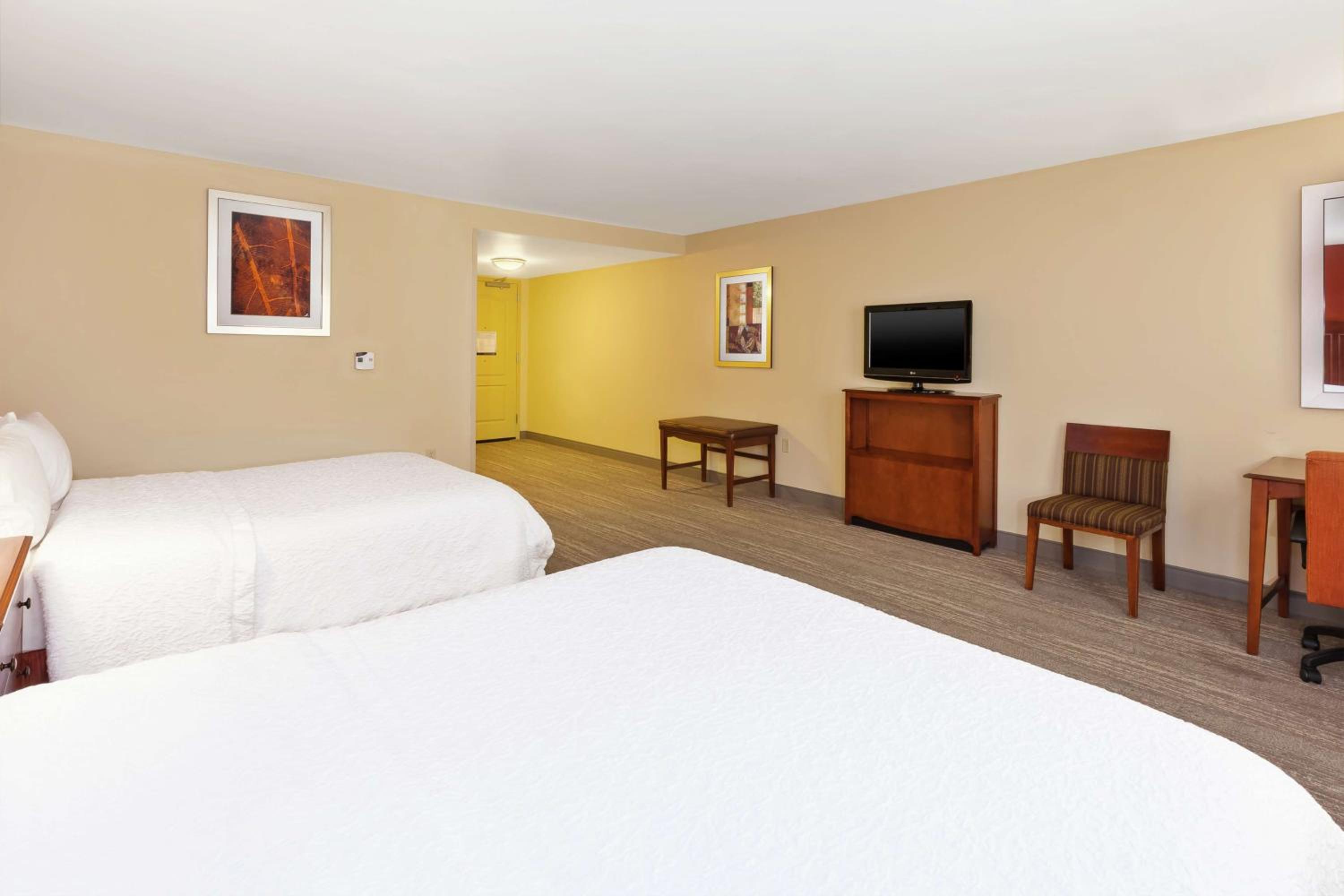 Room with Two Queen Beds - Non-Smoking - Photo 3