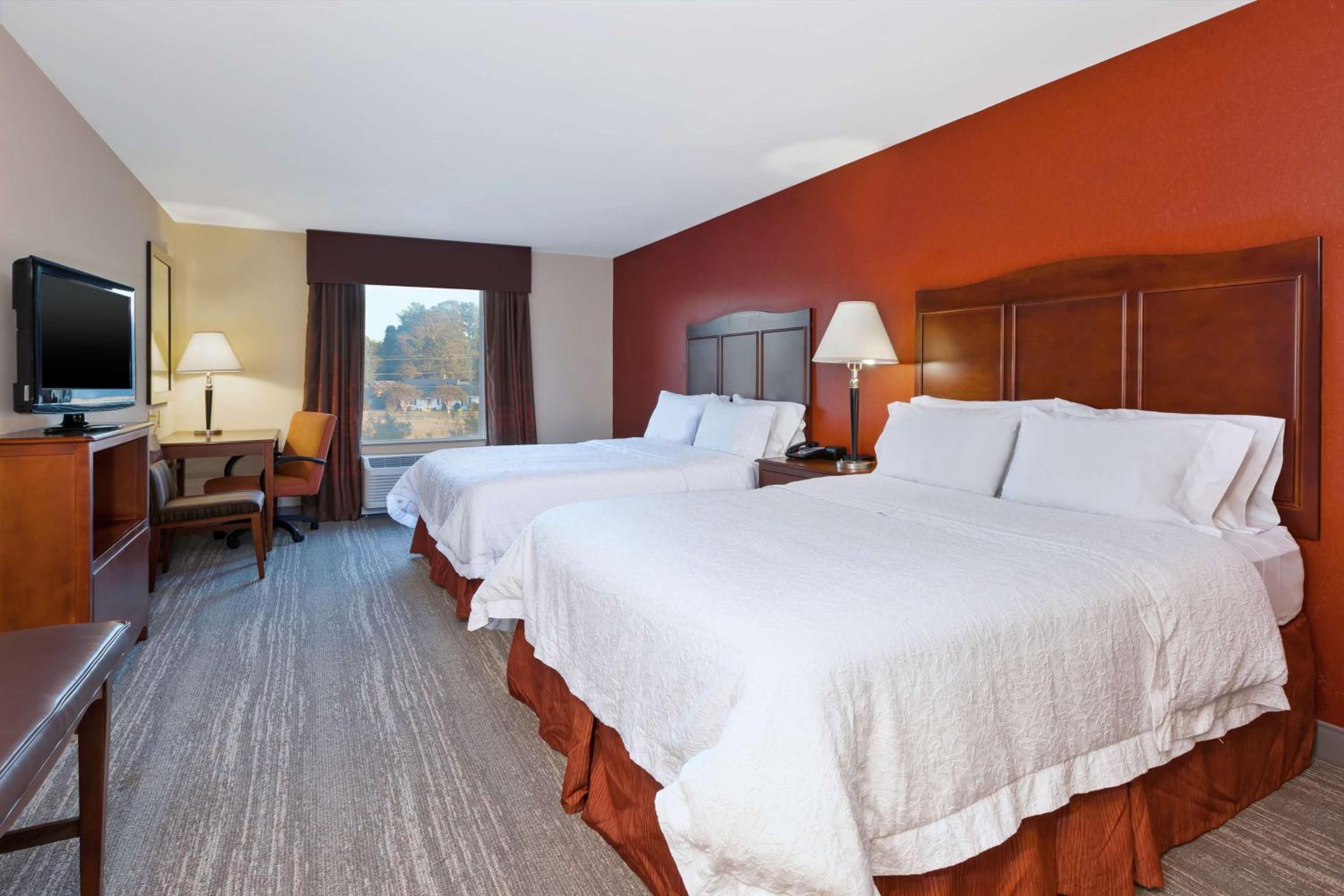 Room with Two Queen Beds - Non-Smoking - Photo 4