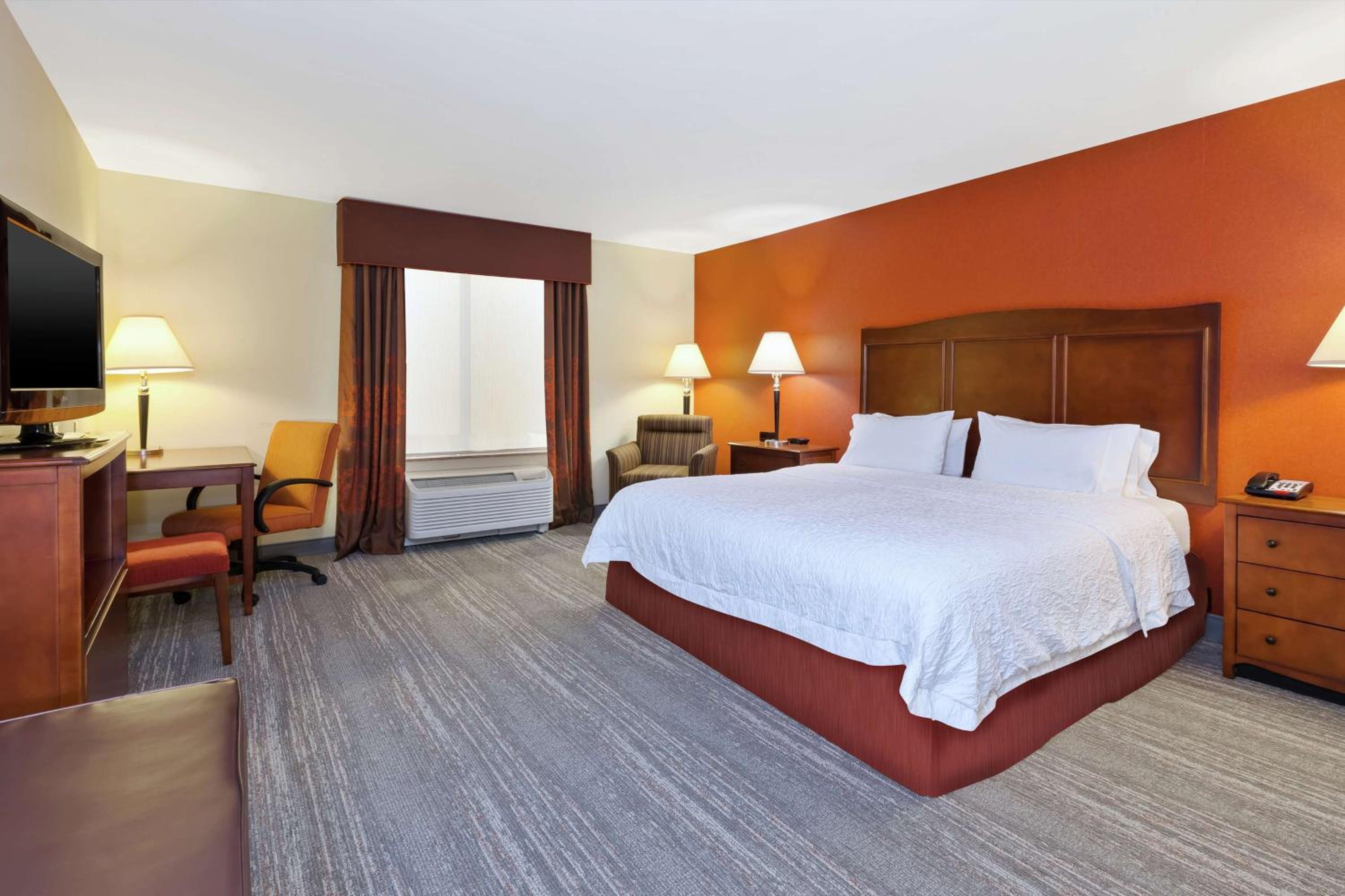King Room with Accessible Tub - Mobility and Hearing Access/Non-Smoking - Photo 3