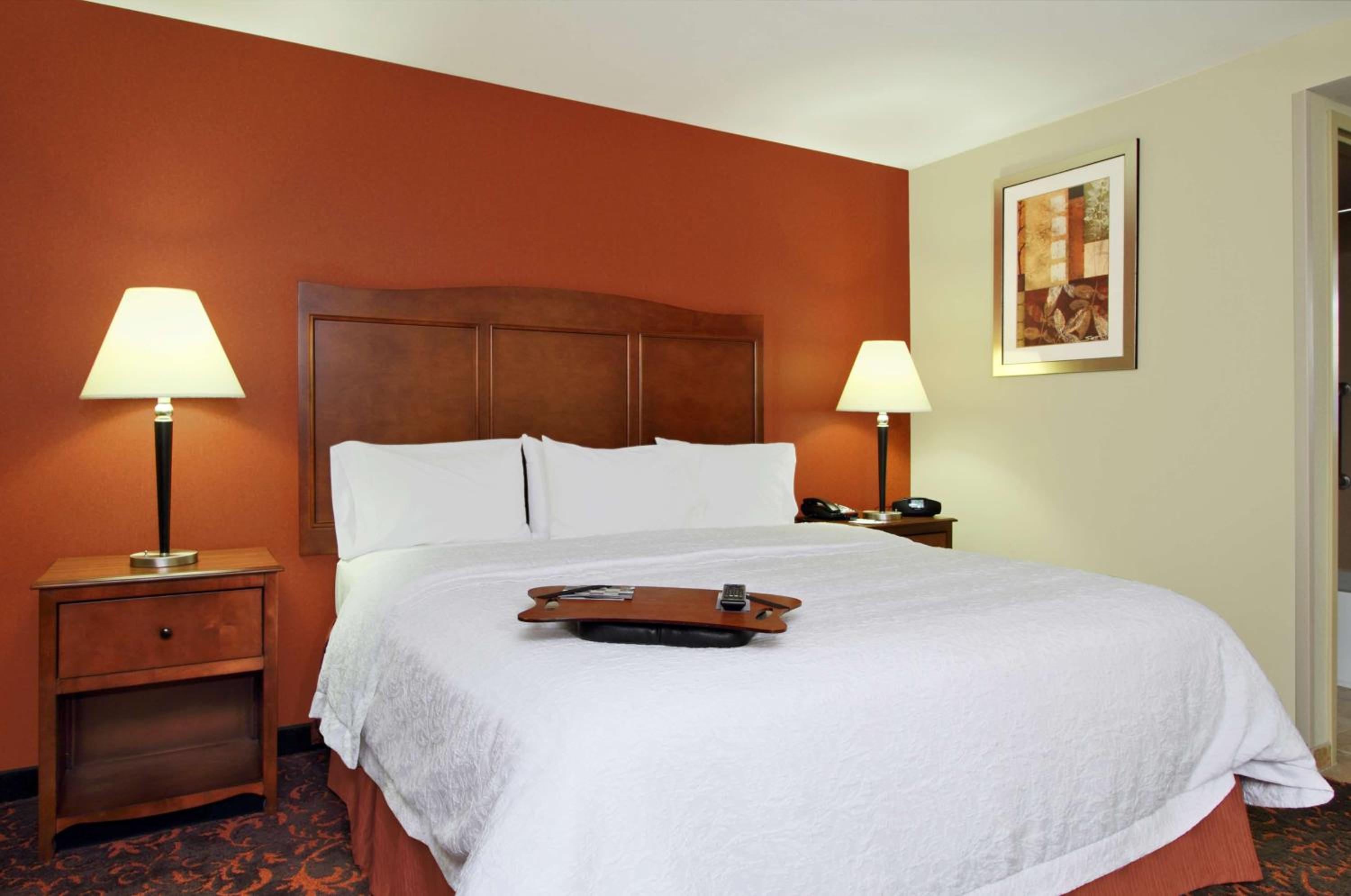 King Room with King Bed - Non-Smoking - Photo 3