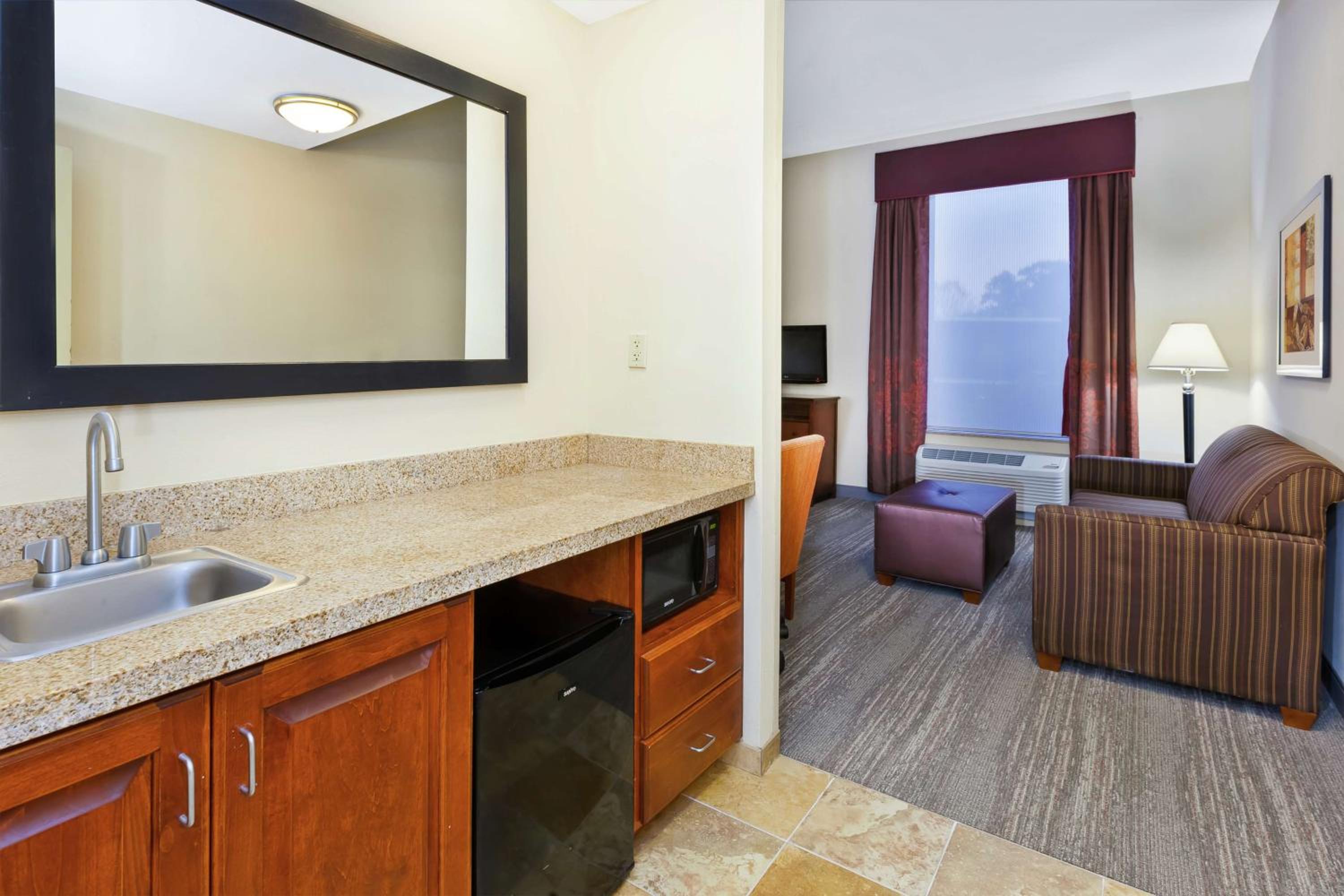 King Suite with Sofa Bed - Non-Smoking - Photo 2