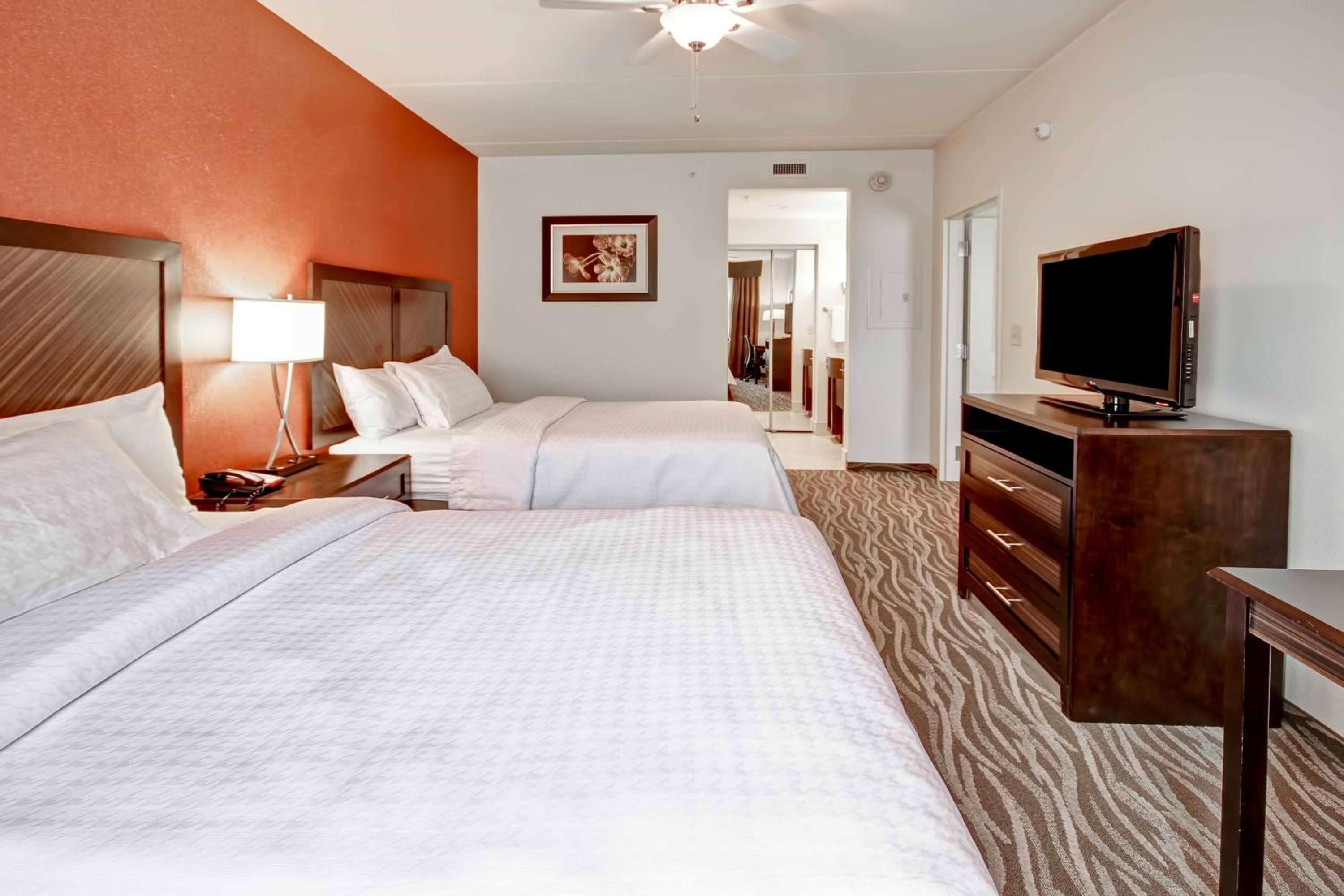 One-Bedroom Queen Suite with Two Queen Beds - Photo 3
