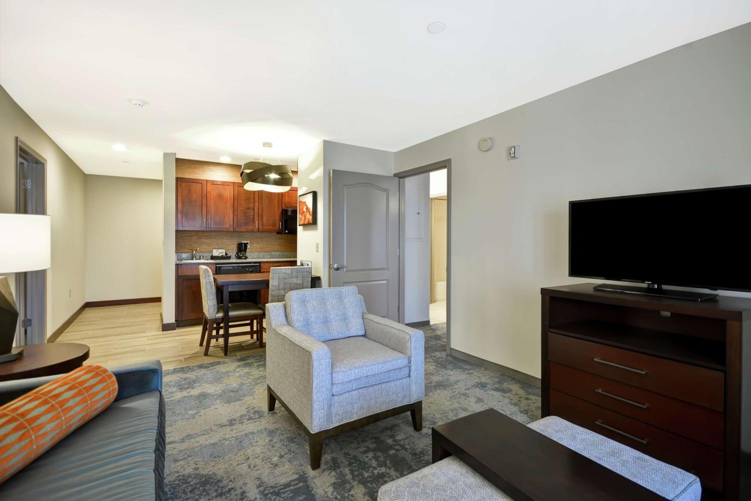 One-Bedroom Queen Suite with Two Queen Beds - Non-Smoking - Photo 3