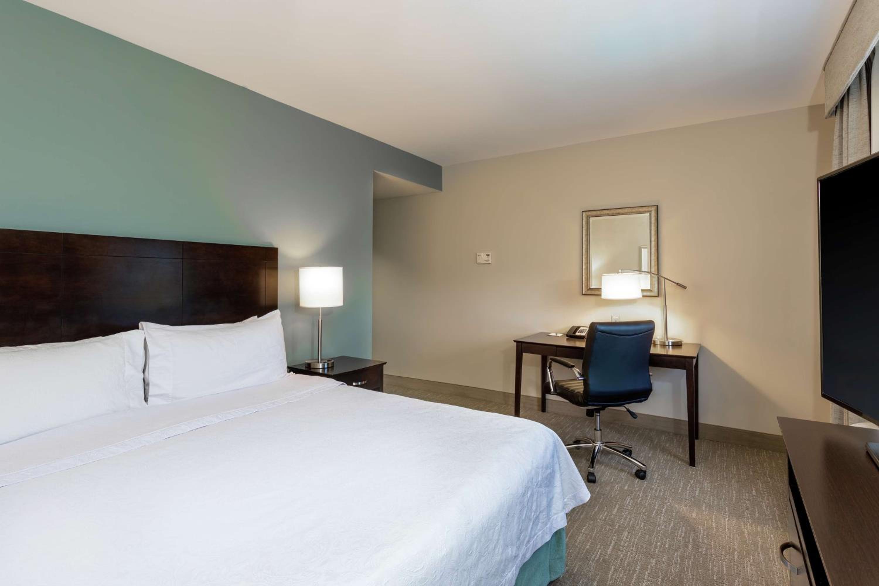 King Suite with Roll-In Shower - Mobility and Hearing Access/Non-Smoking photo 2