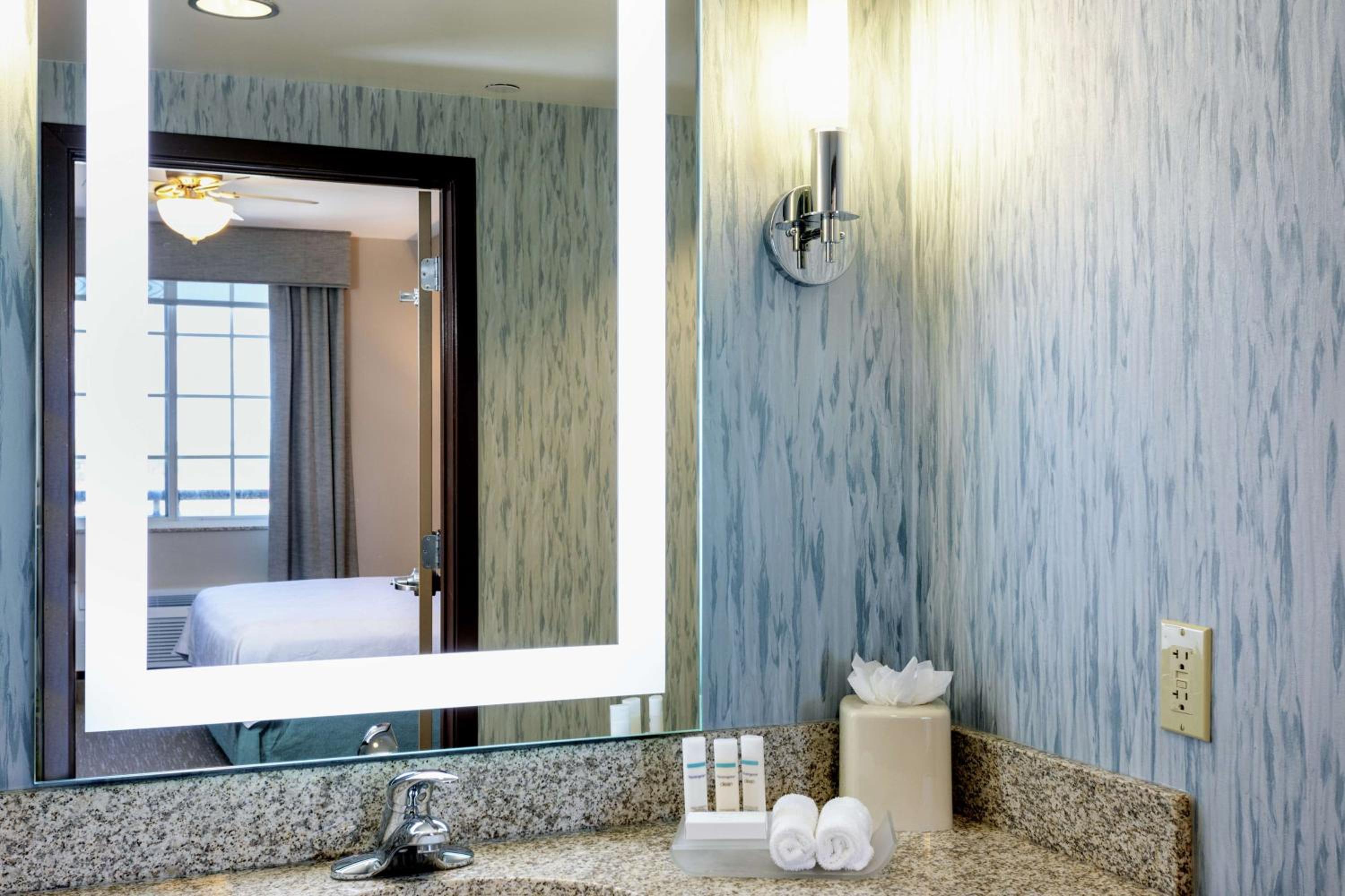 Two-Bedroom Presidential Suite - Non-Smoking photo 3