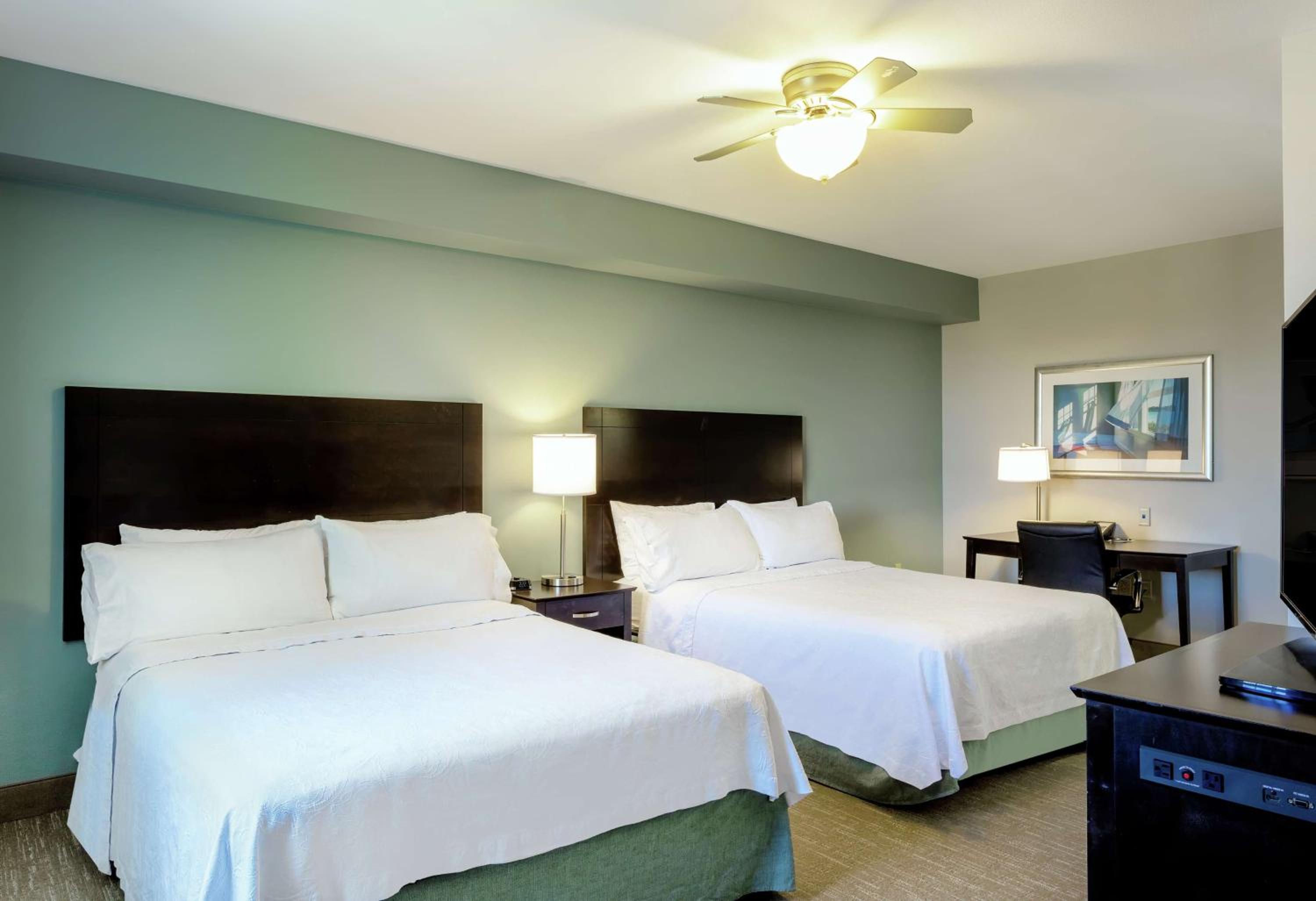 Suite with Two Queen Beds and Roll-In Shower - Mobility and Hearing Access/Non-Smoking photo 3